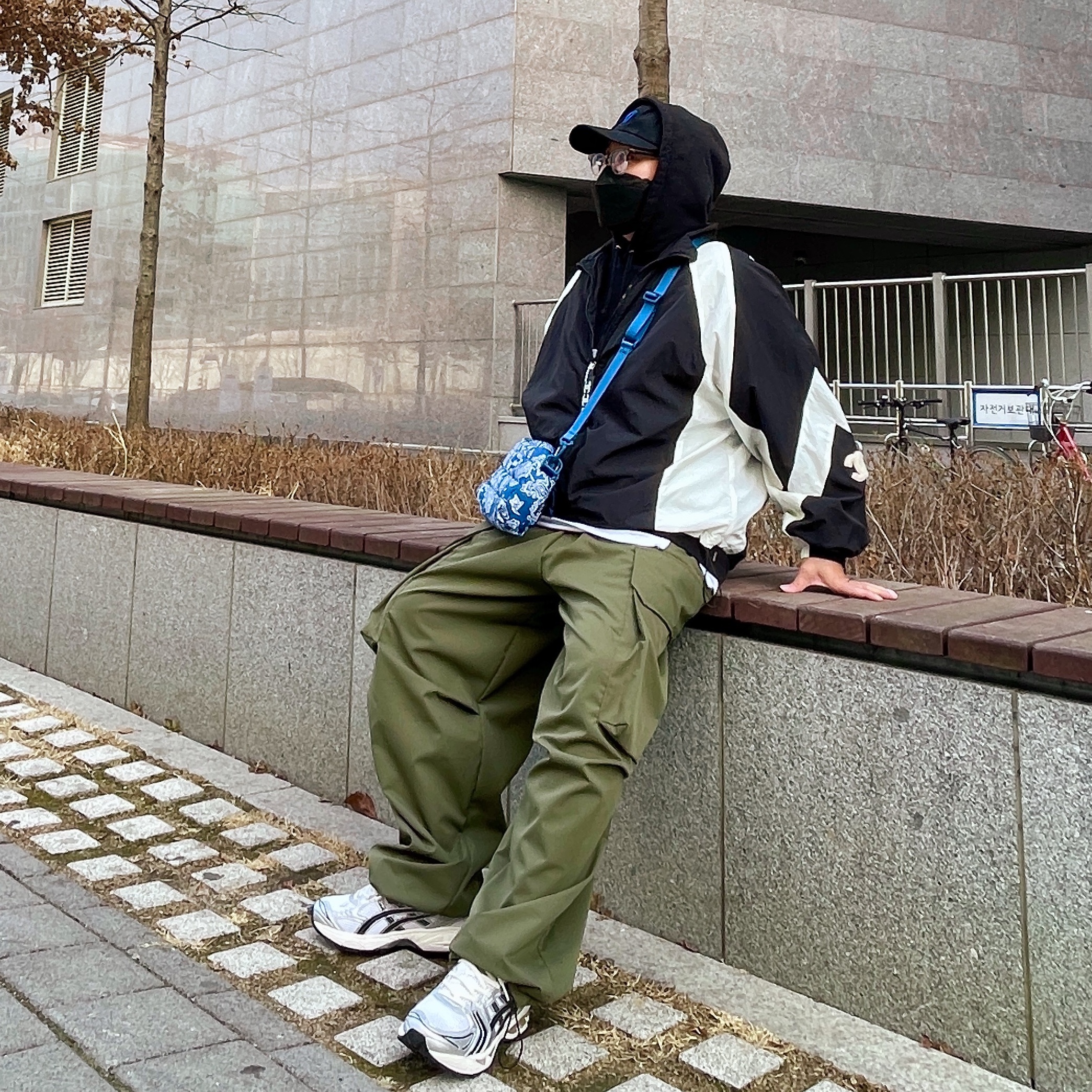 Supreme Puffer Side Bag Blue Paisley - 22FW, Asics x JJJJound Gel-Kayano 14 Silver Black 착용 스타일 - 2