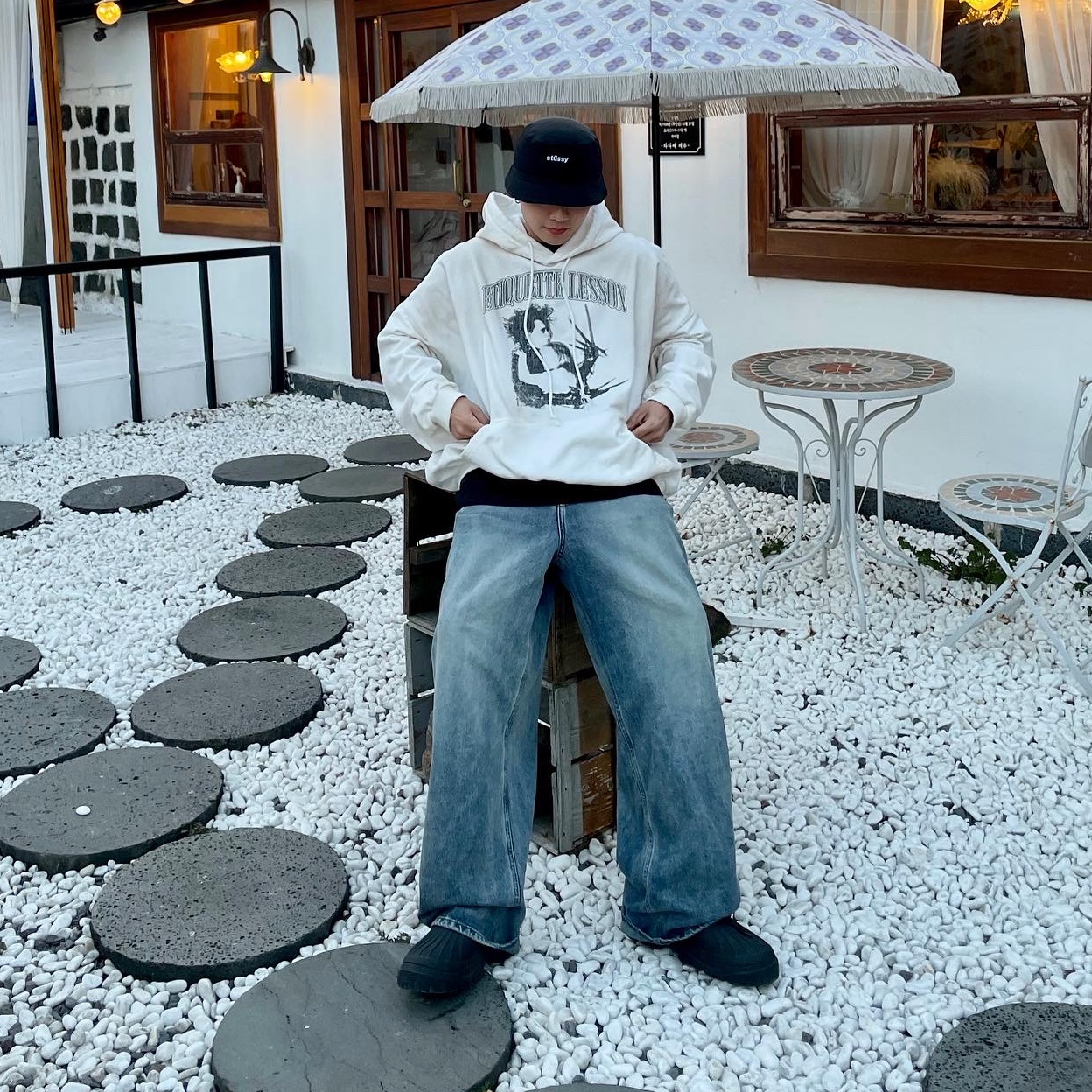 Project G/R x Atmos Etiquette Lesson Vintage Washed Hoodie White 착용 스타일 - 2
