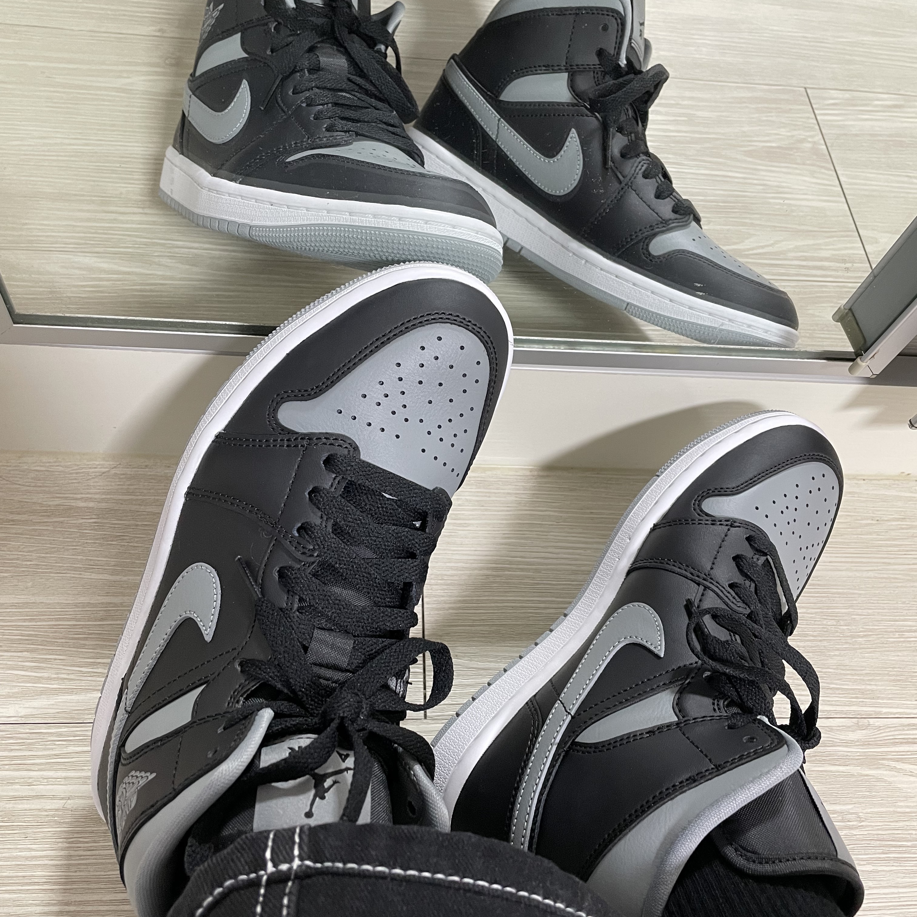 (W) Jordan 1 Mid Black Particle Grey 착용 스타일 - 2