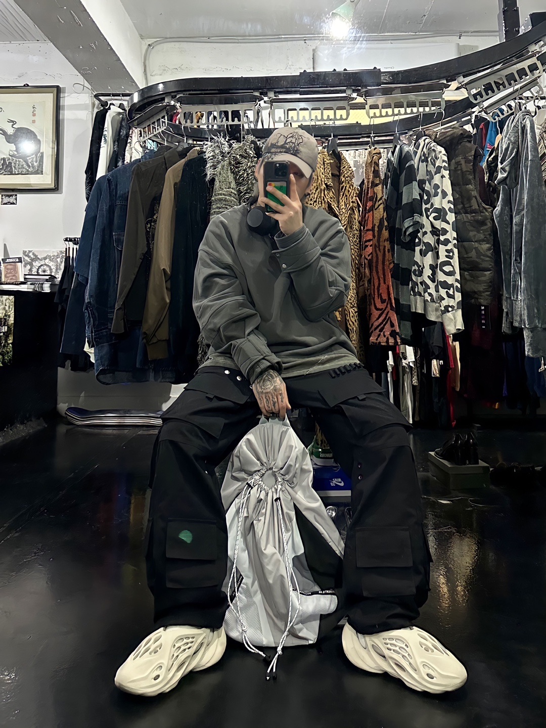 Adidas Yeezy Foam RNNR Sand 착용 스타일 - 2