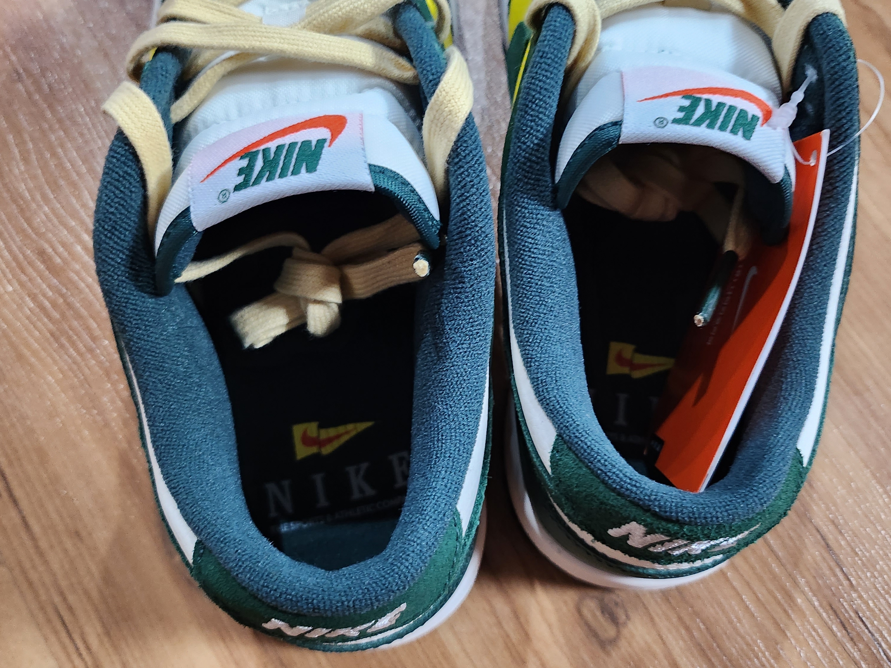 (W) Nike Dunk Low SE Opti Noble Green 착용 스타일 - 2