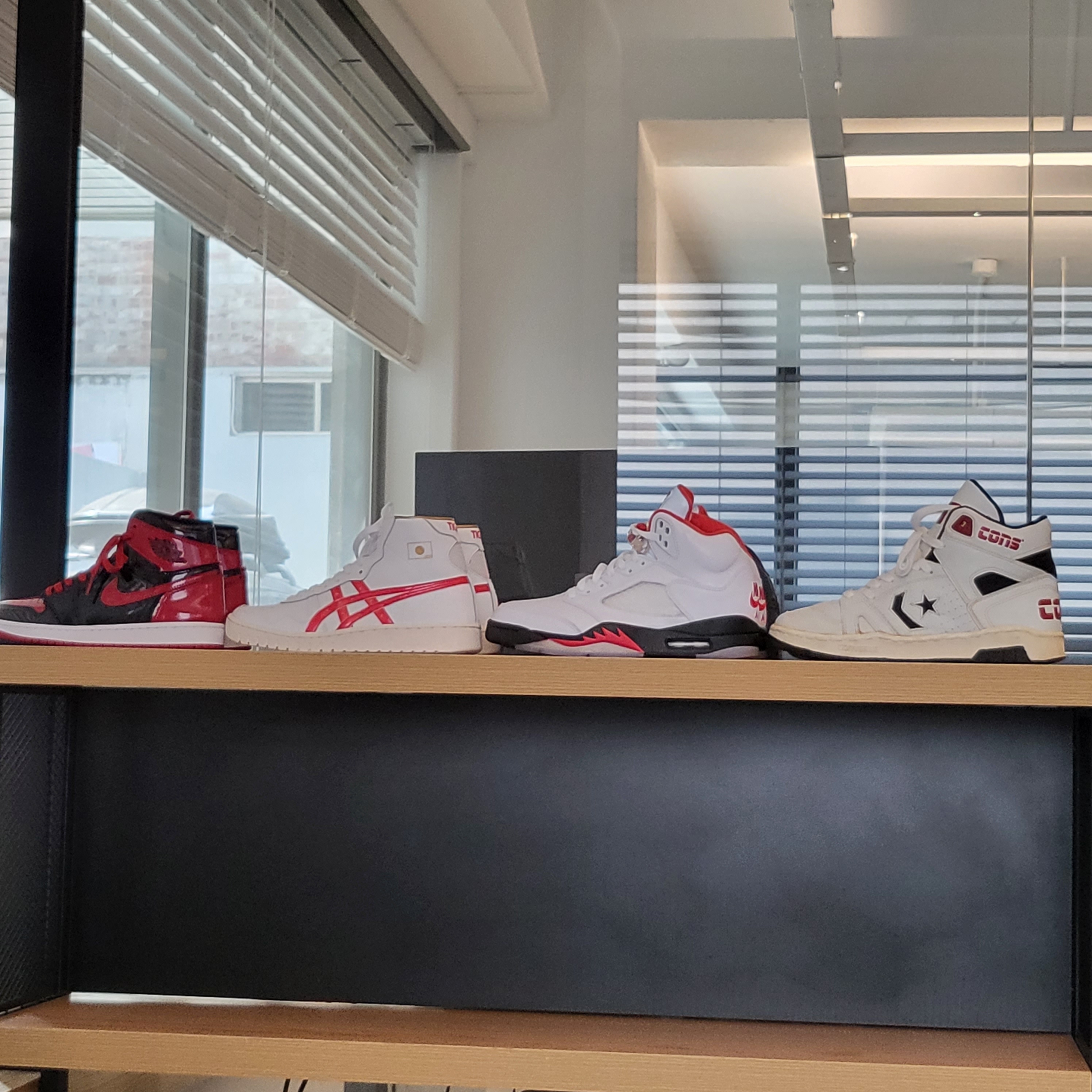 Jordan 1 Retro High OG Patent Bred, Jordan 5 Retro Fire Red Silver Tongue 2020 착용 스타일