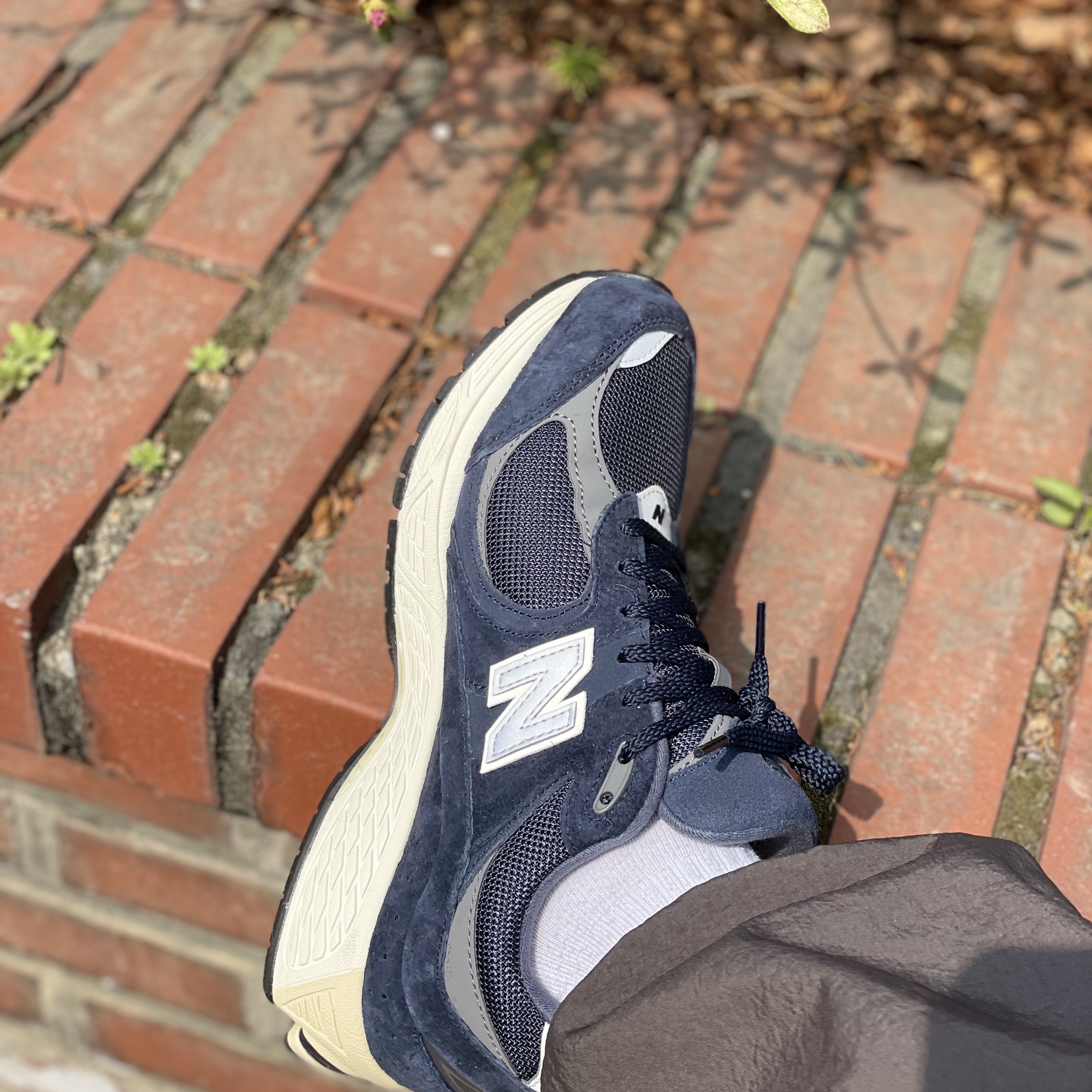 New Balance 2002R Eclipse Castlerock 착용 스타일