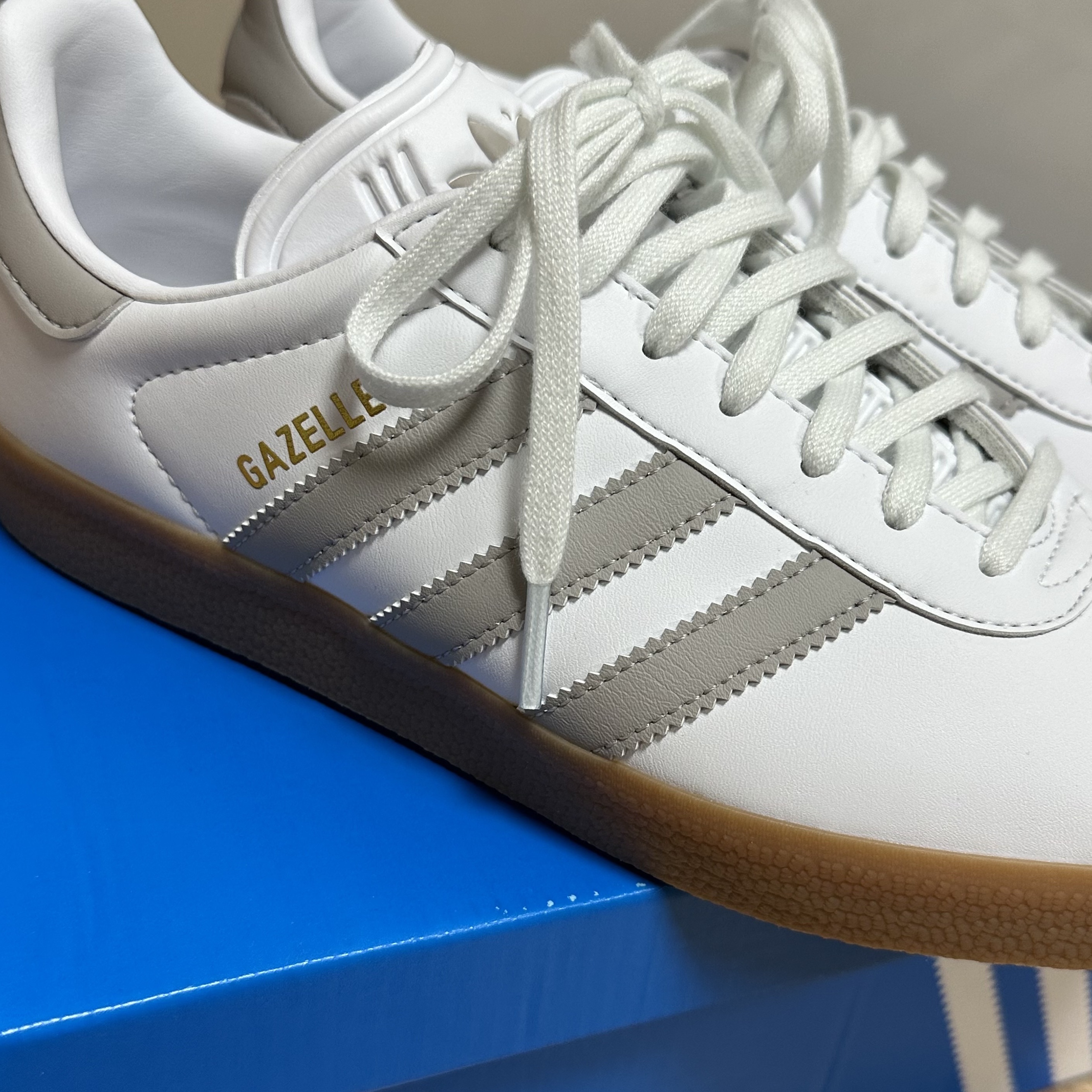 Adidas Gazelle White Grey 착용 스타일
