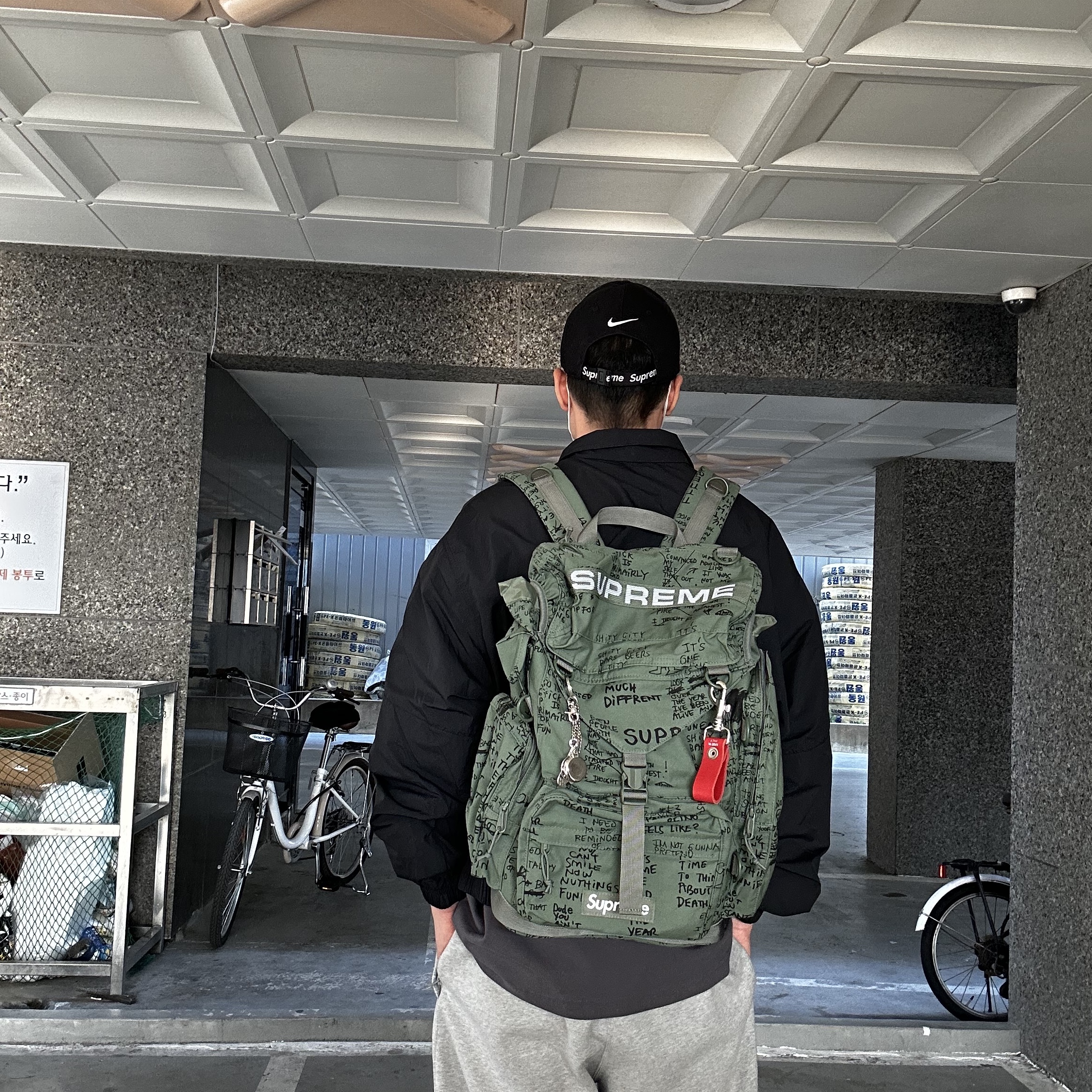 Supreme Field Backpack Olive Gonz - 23SS, Nike x Stussy NRG Fleece Pants Dark Grey Heather (DO9340-063) 착용 스타일 - 2
