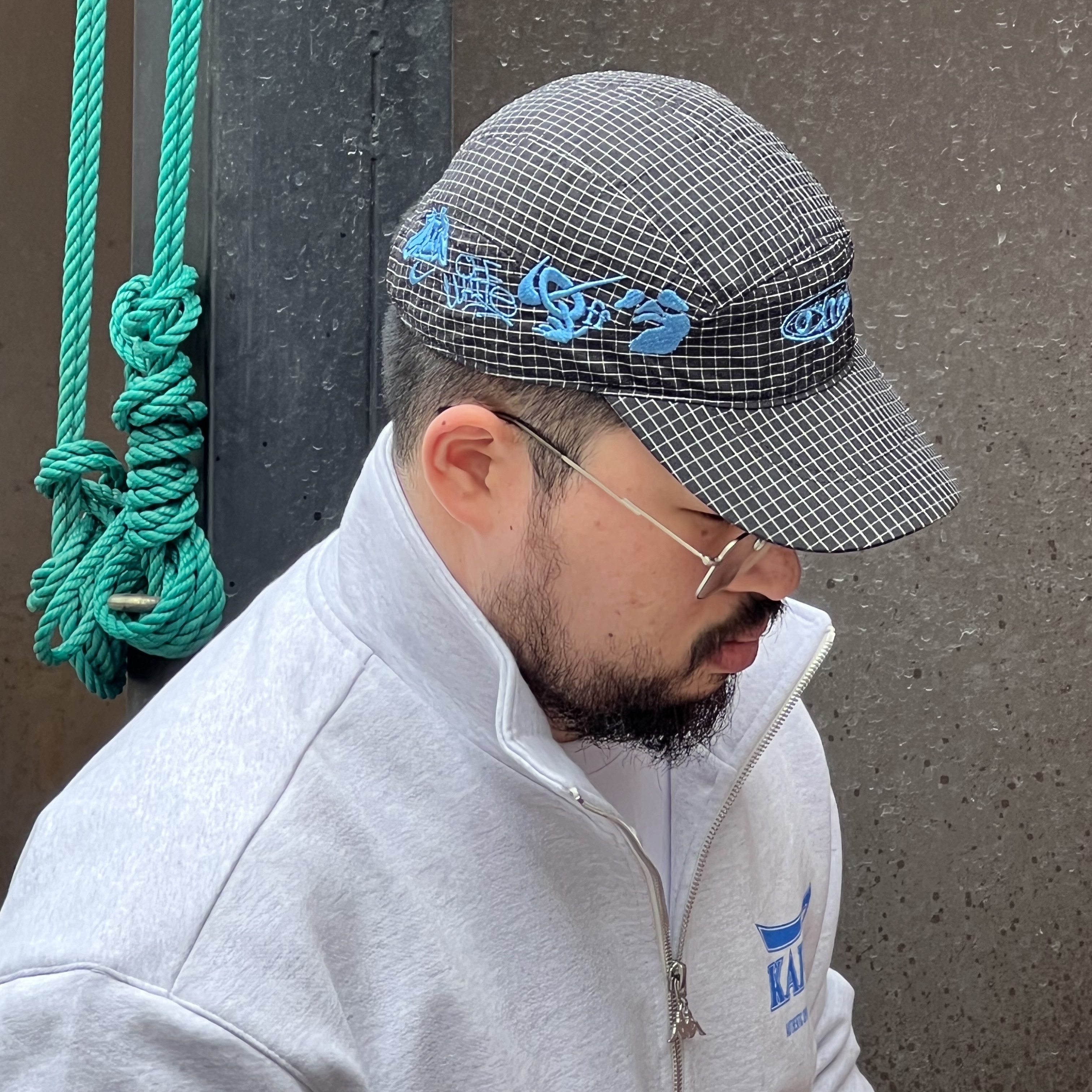 Nike x Off-White NRG Hat Black, Jordan 2 x Off-White Retro Low SP Black and Varsity Royal 착용 스타일 - 1