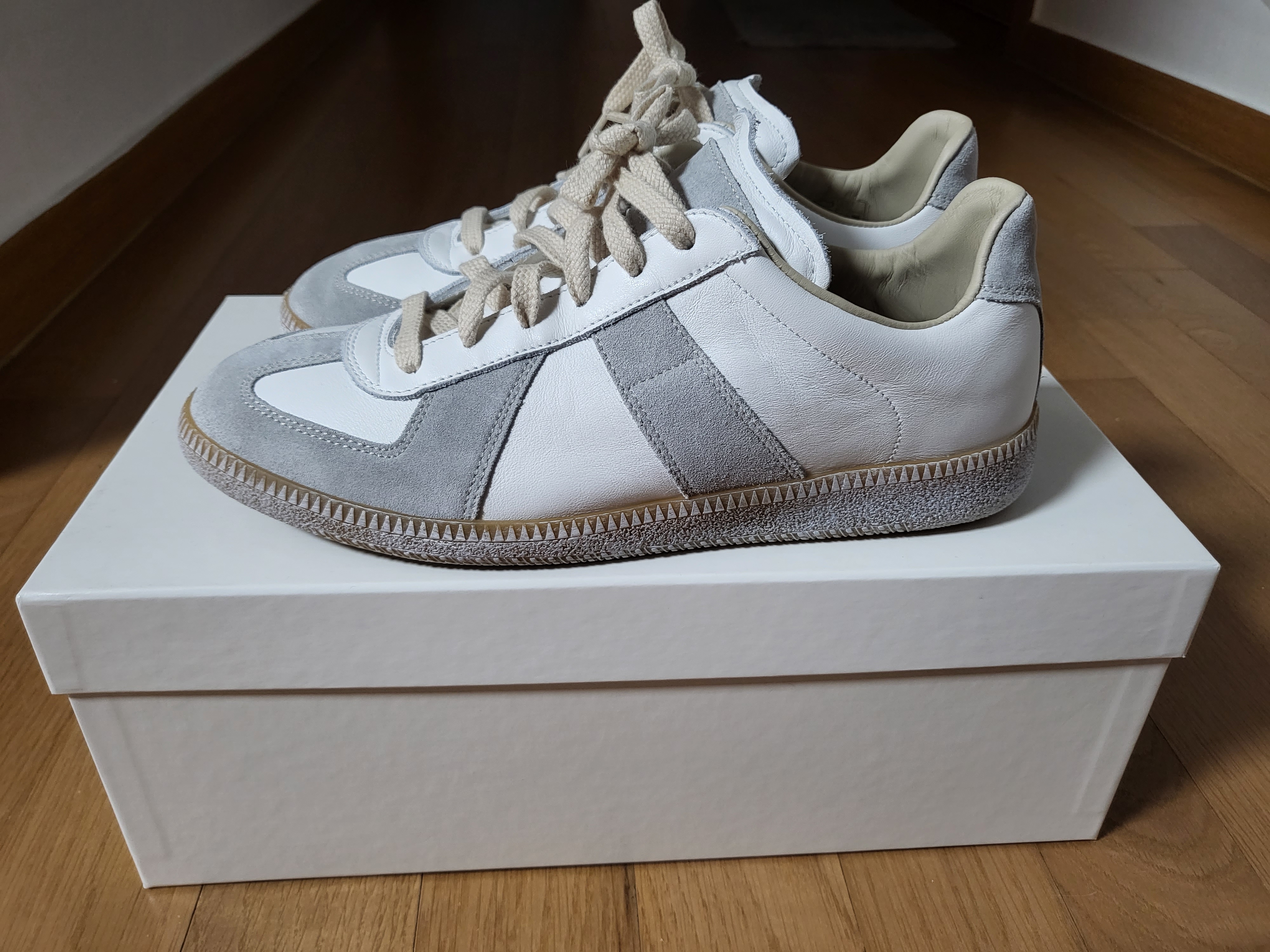 Maison Margiela Replica Painted Sneakers White 착용 스타일