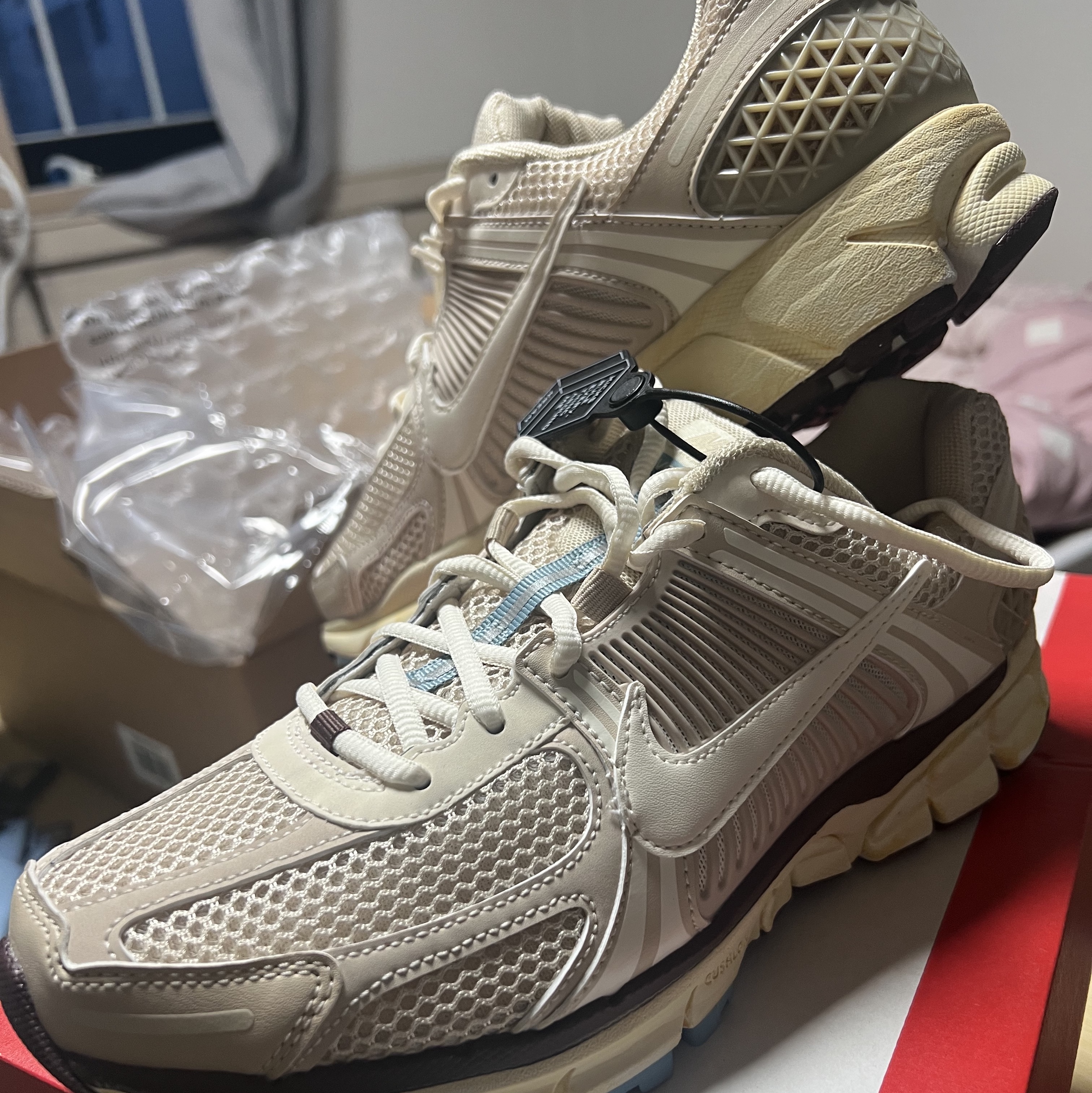 (W) Nike Zoom Vomero 5 Oatmeal 착용 스타일