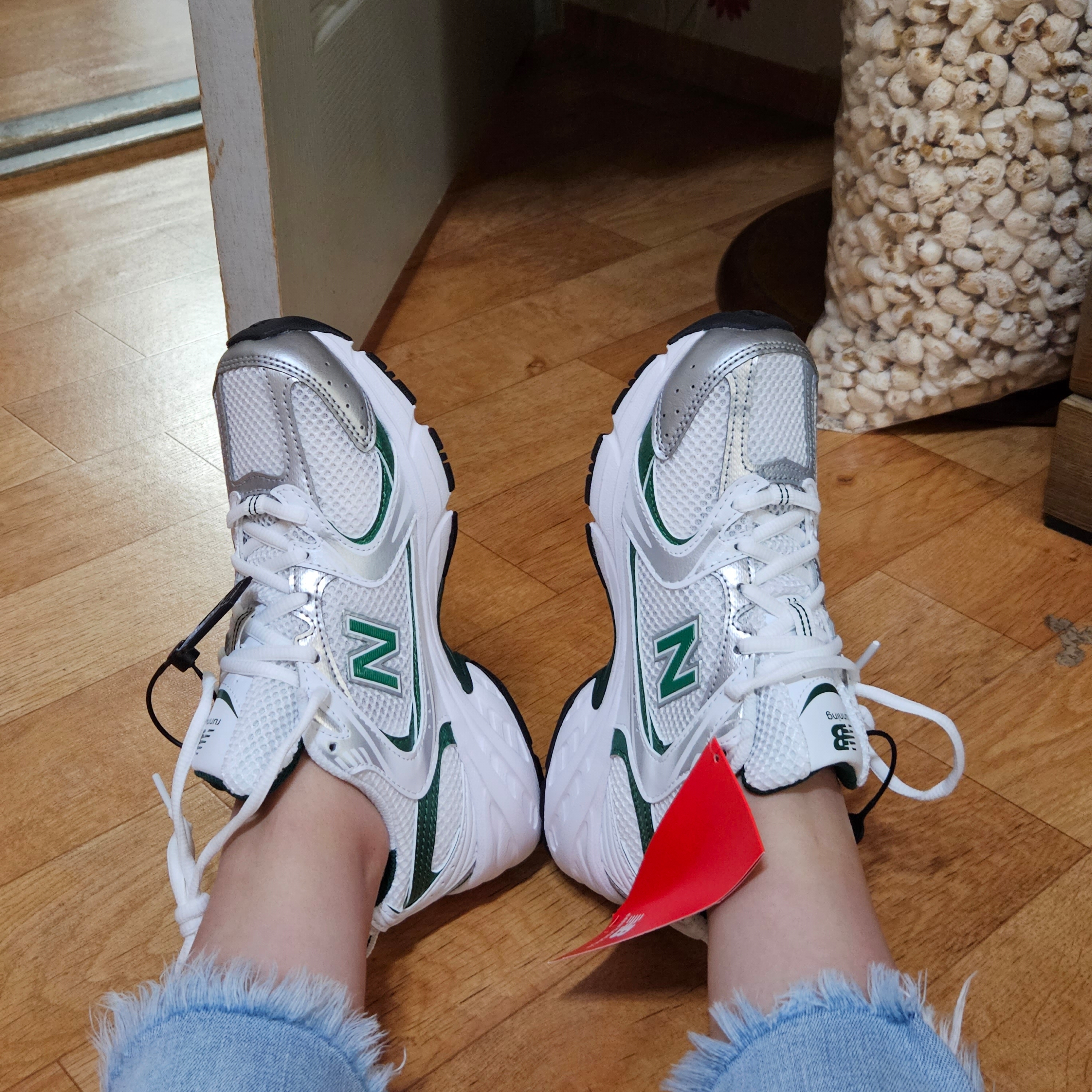 New Balance 530 White Nightwatch Green 착용 스타일