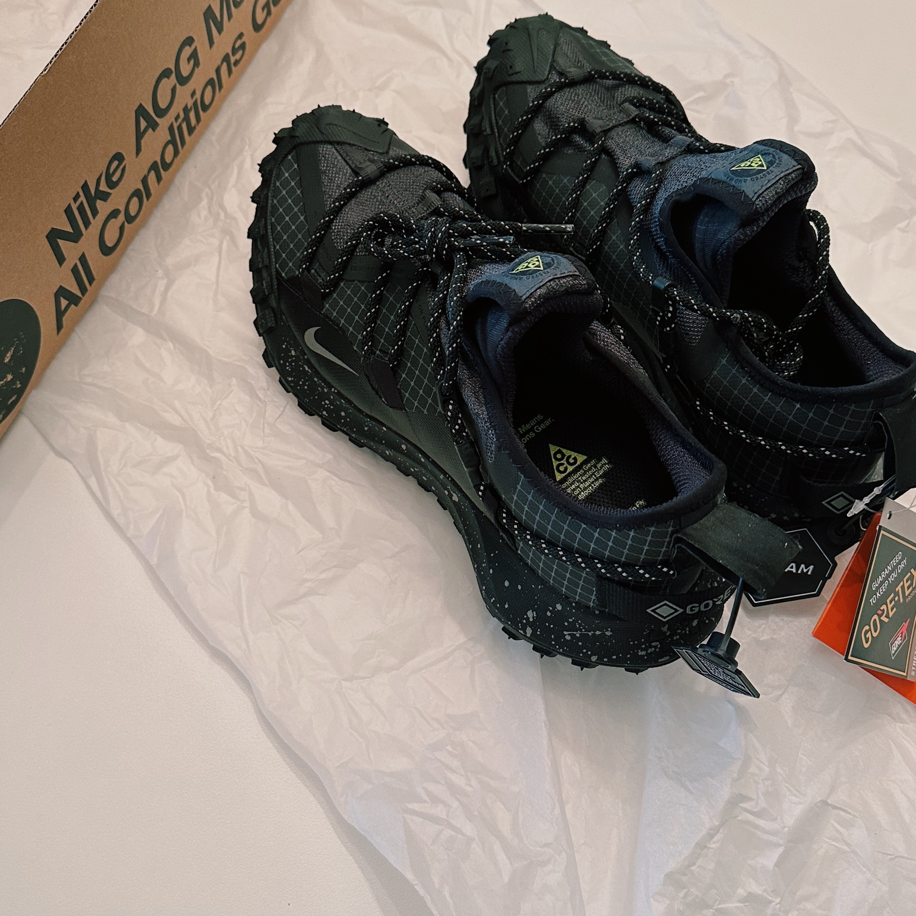 Nike ACG Mountain Fly Low Gore-Tex SE Dark Smoke Grey 착용 스타일 - 2