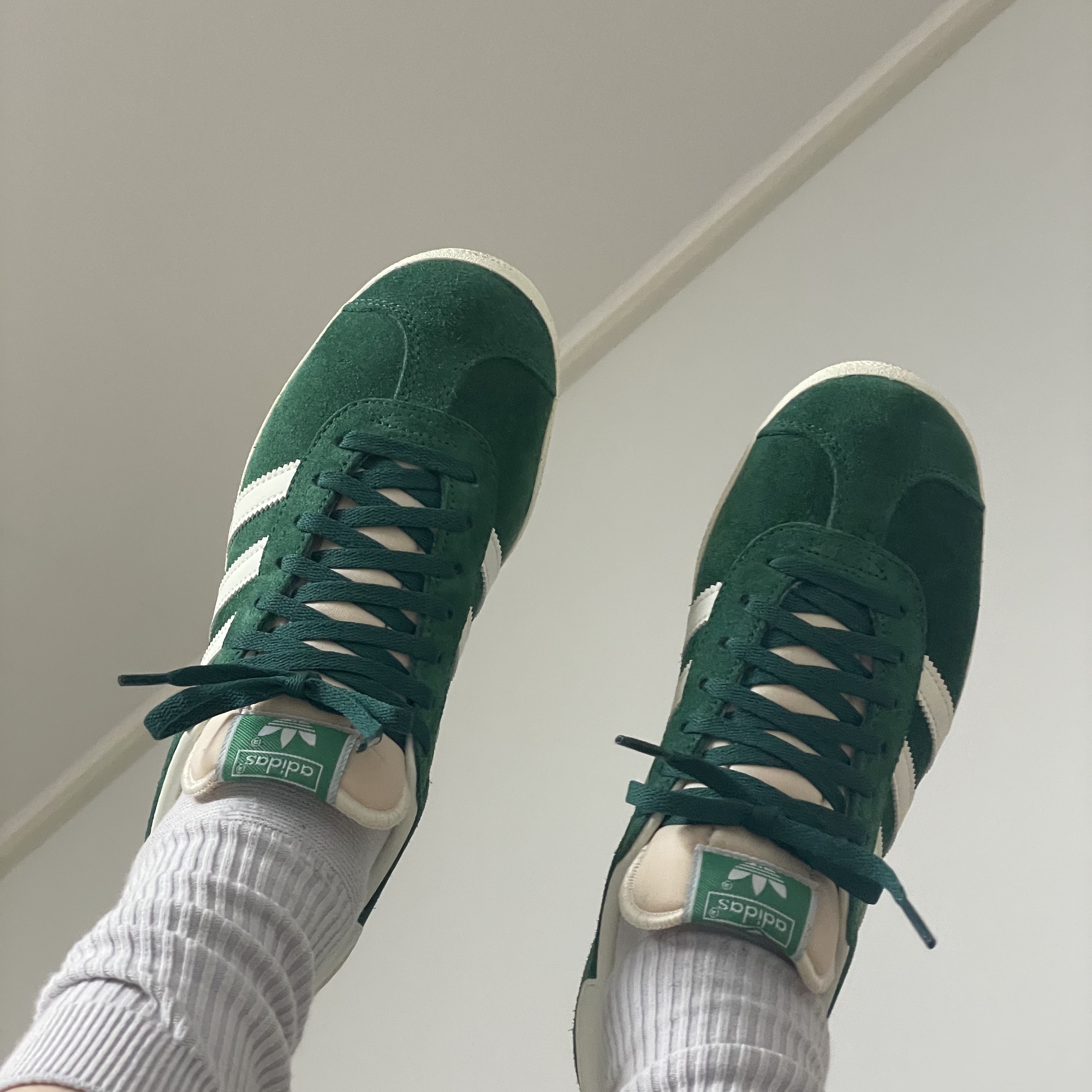 Adidas Gazelle Dark Green Cream White 착용 스타일