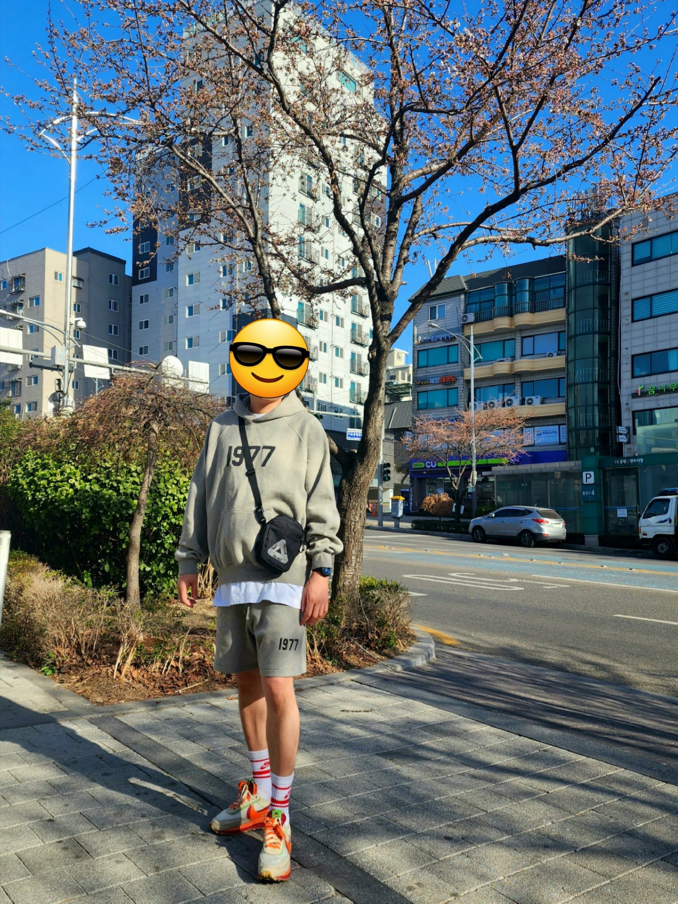 Essentials 1977 Shorts Dark Oatmeal - 22SS, Essentials 1977 Hoodie Dark Oatmeal - 22SS 착용 스타일 - 1