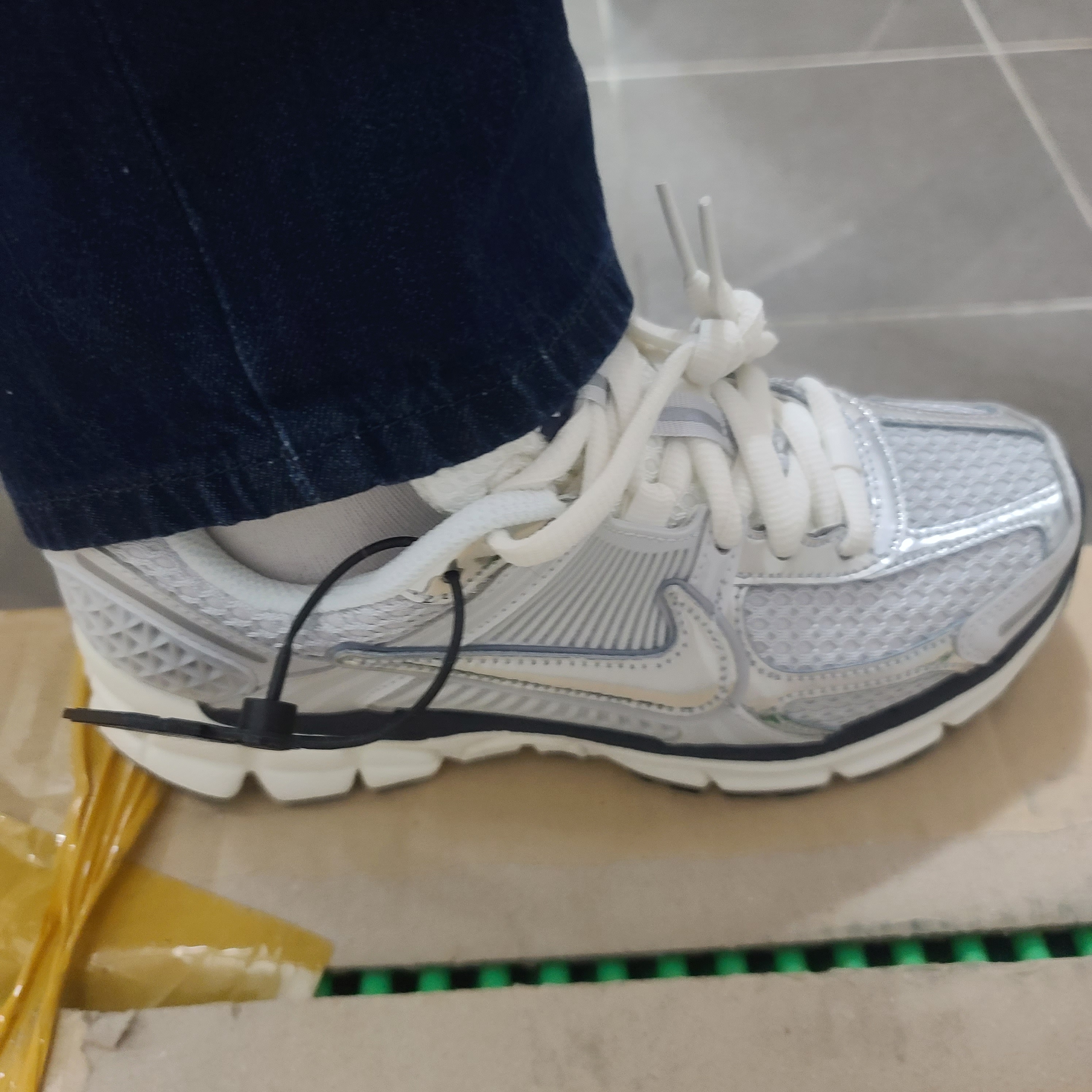 (W) Nike Zoom Vomero 5 Photon Dust and Metallic Silver 착용 스타일 - 2