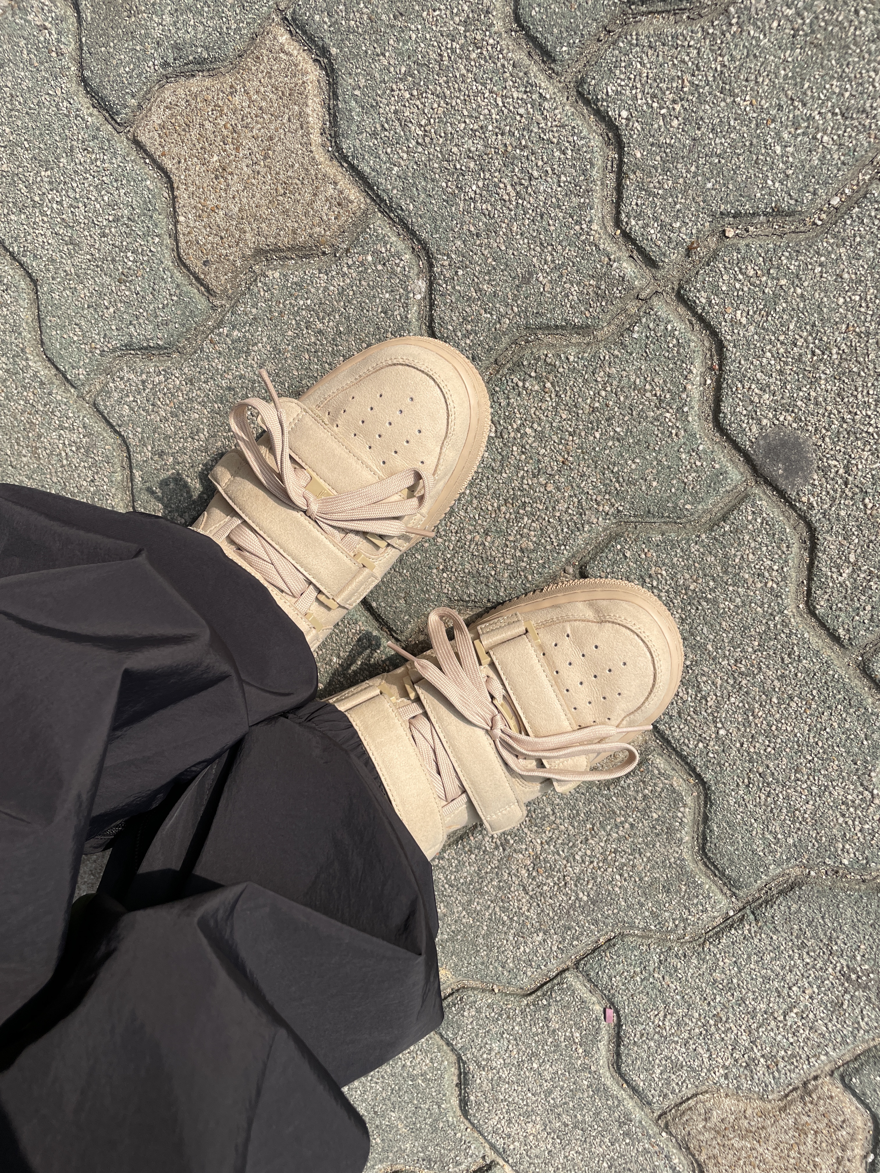 Nike x Billie Eilish Air Force 1 High '07 SP Mushroom 착용 스타일 - 5
