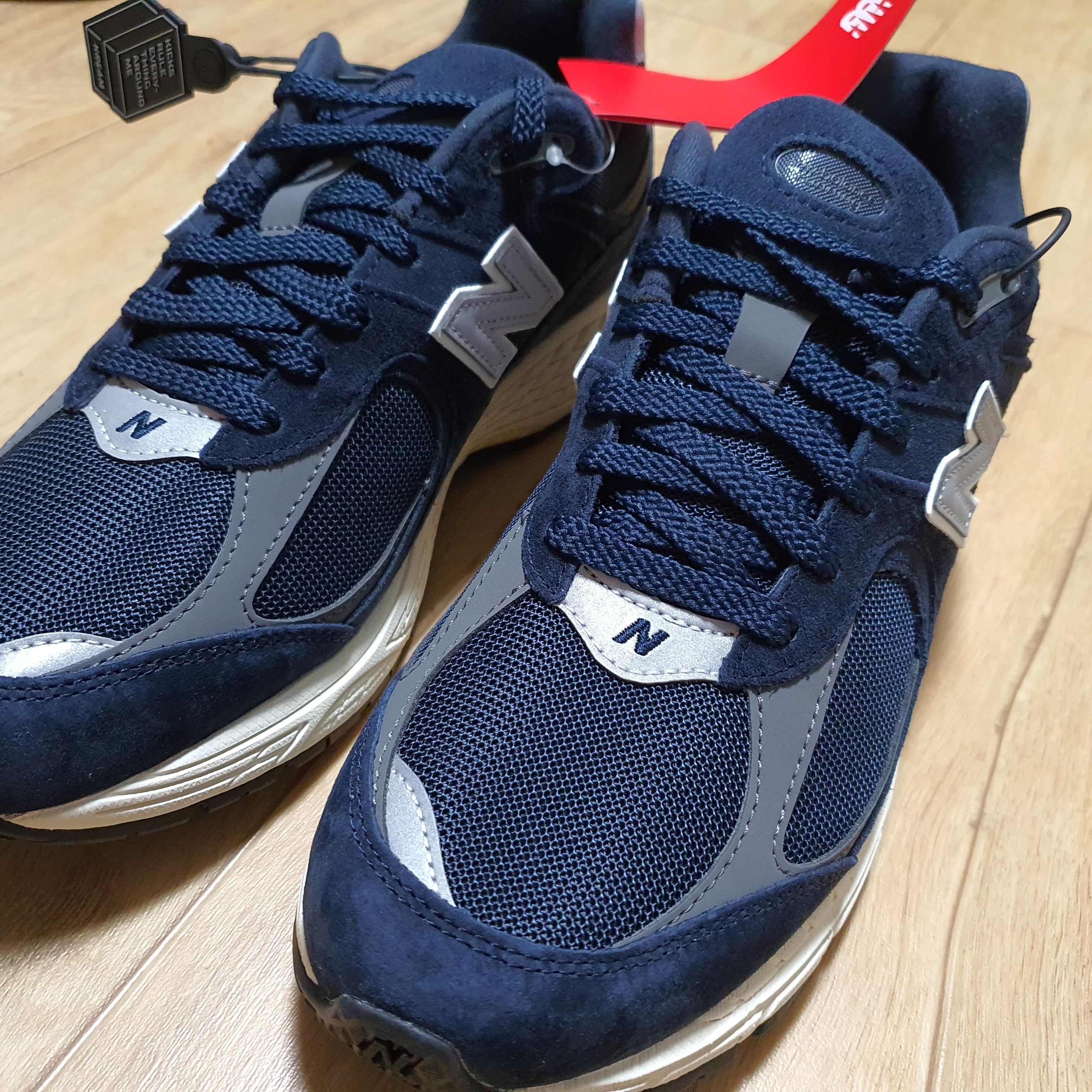 New Balance 2002R Eclipse Castlerock 착용 스타일