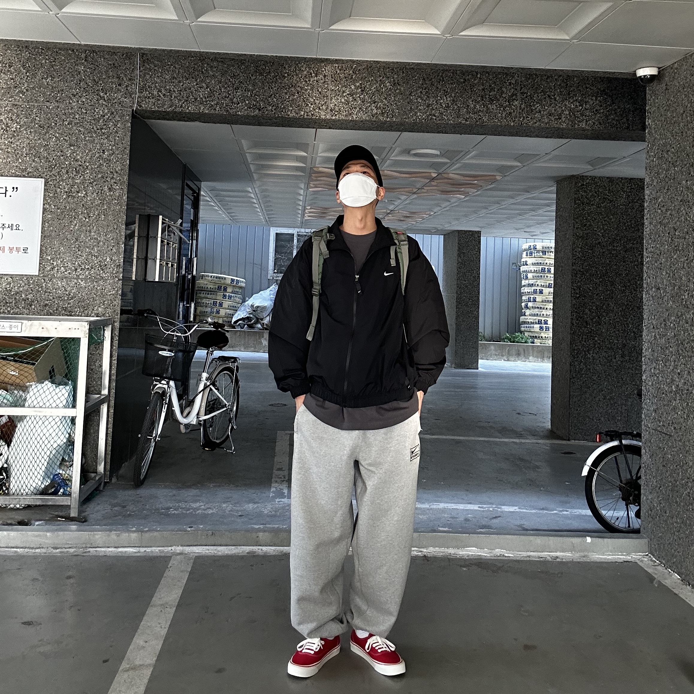Supreme Field Backpack Olive Gonz - 23SS, Nike x Stussy NRG Fleece Pants Dark Grey Heather (DO9340-063) 착용 스타일 - 1
