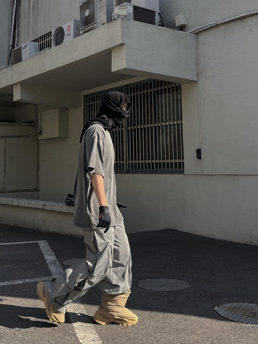 [KREAM 단독] AOP Kukano Shell Pants Grey 착용 스타일 - 1