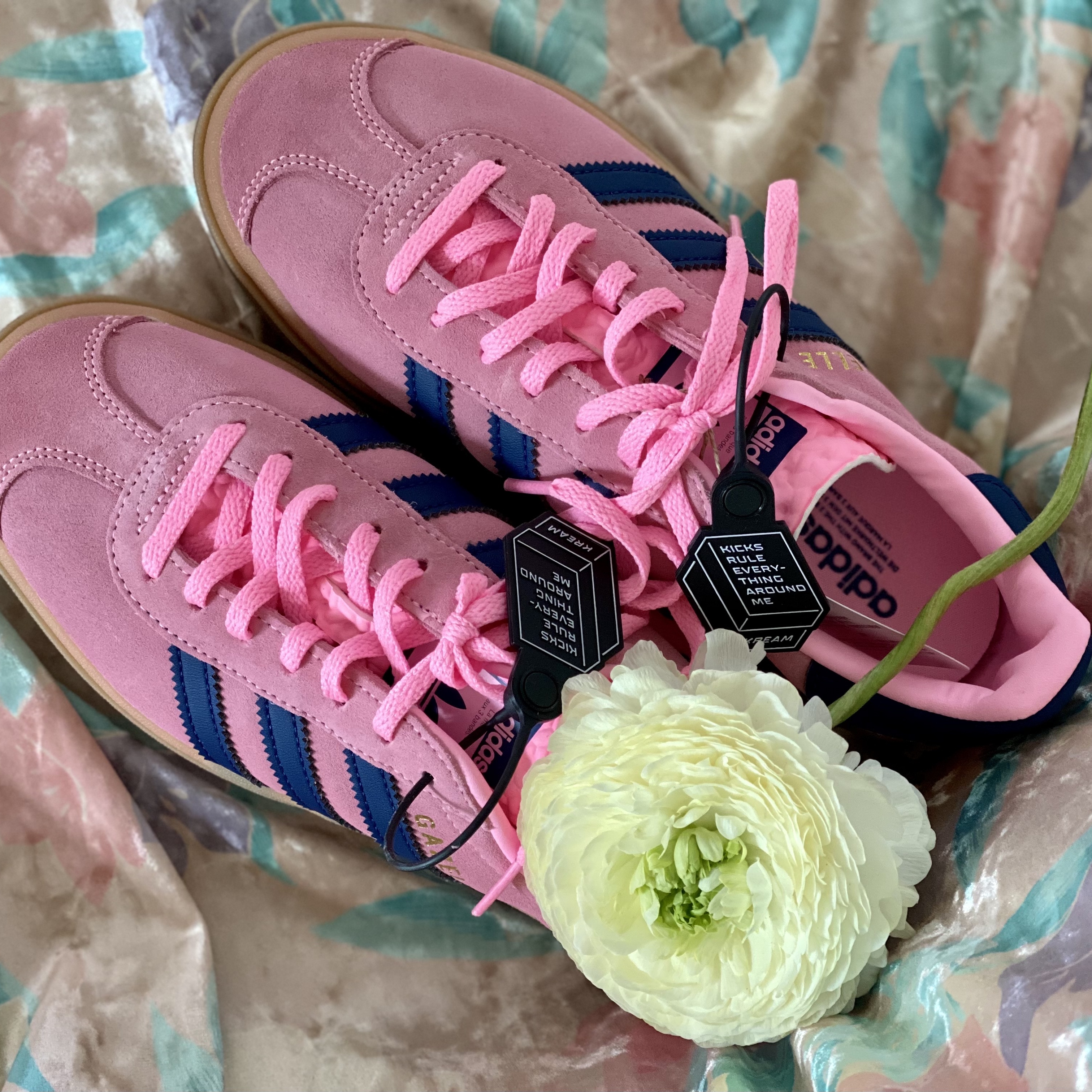 (W) Adidas Gazelle Bold Pink Glow Victory Blue 착용 스타일
