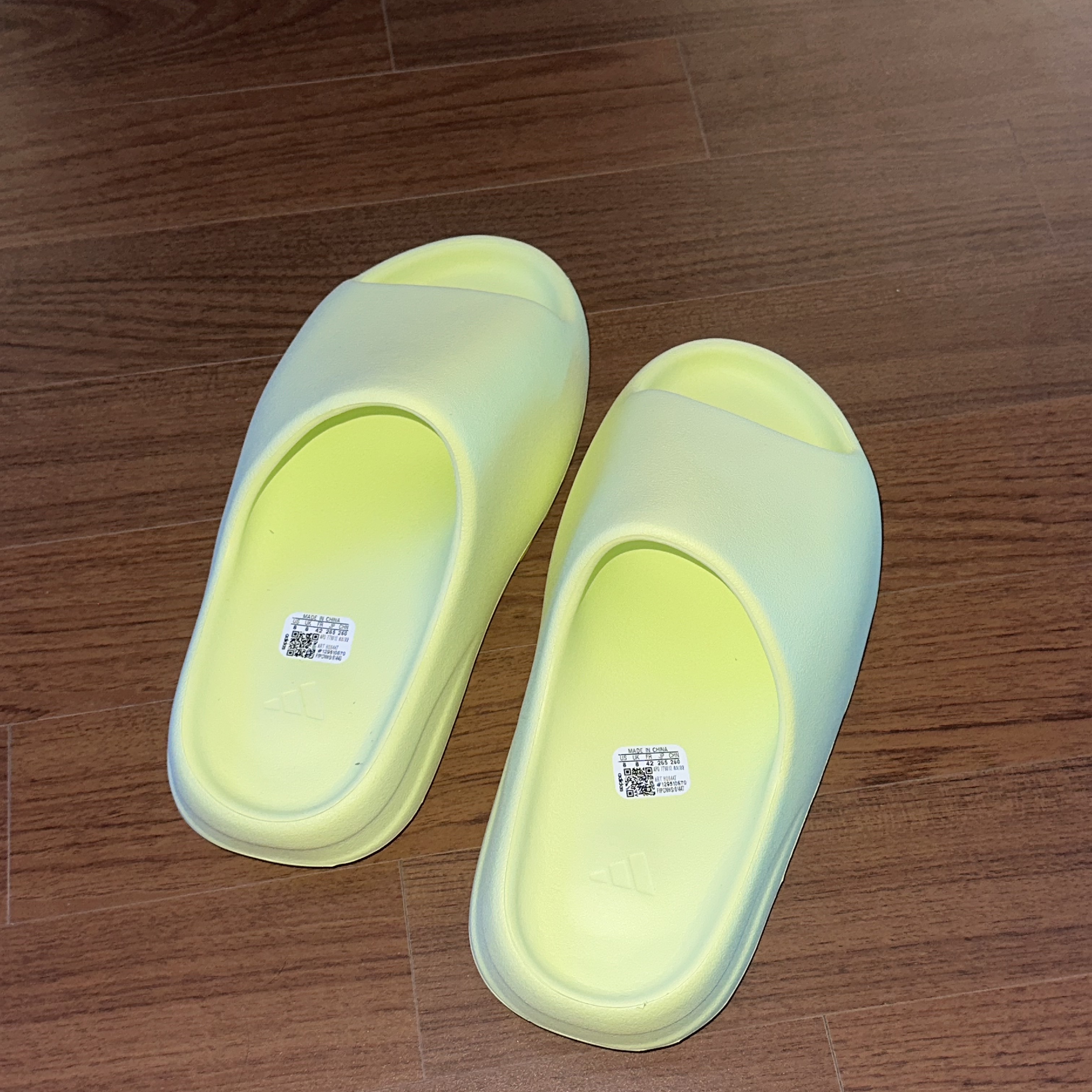 Adidas Yeezy Slide Glow Green 2022/2023 착용 스타일