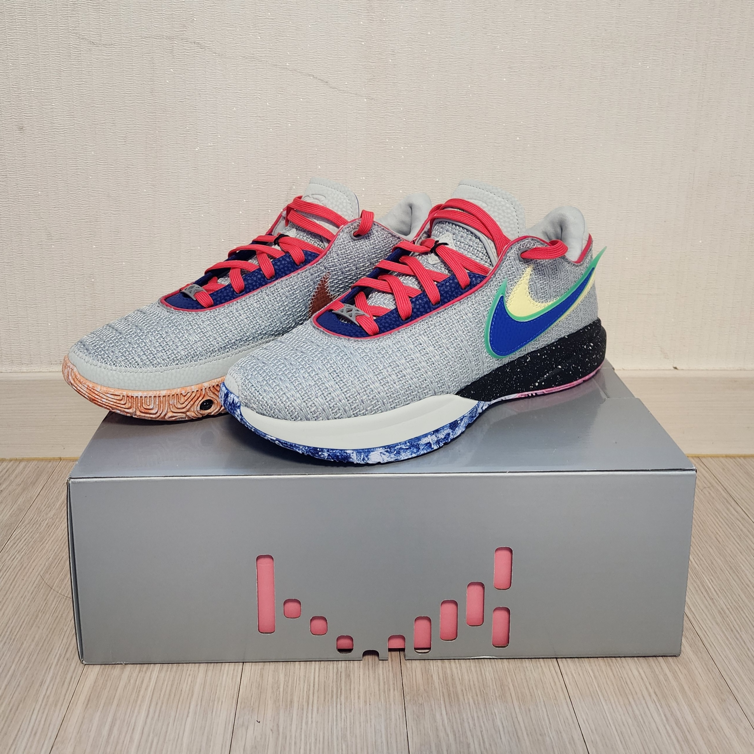 Nike LeBron XX EP Light Silver Lemon Chiffon 착용 스타일 - 1
