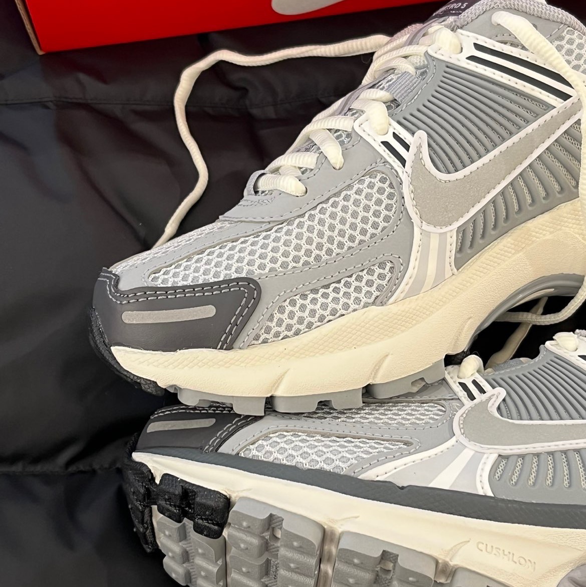 (W) Nike Zoom Vomero 5 Pure Platinum Metallic Silver 착용 스타일 - 5