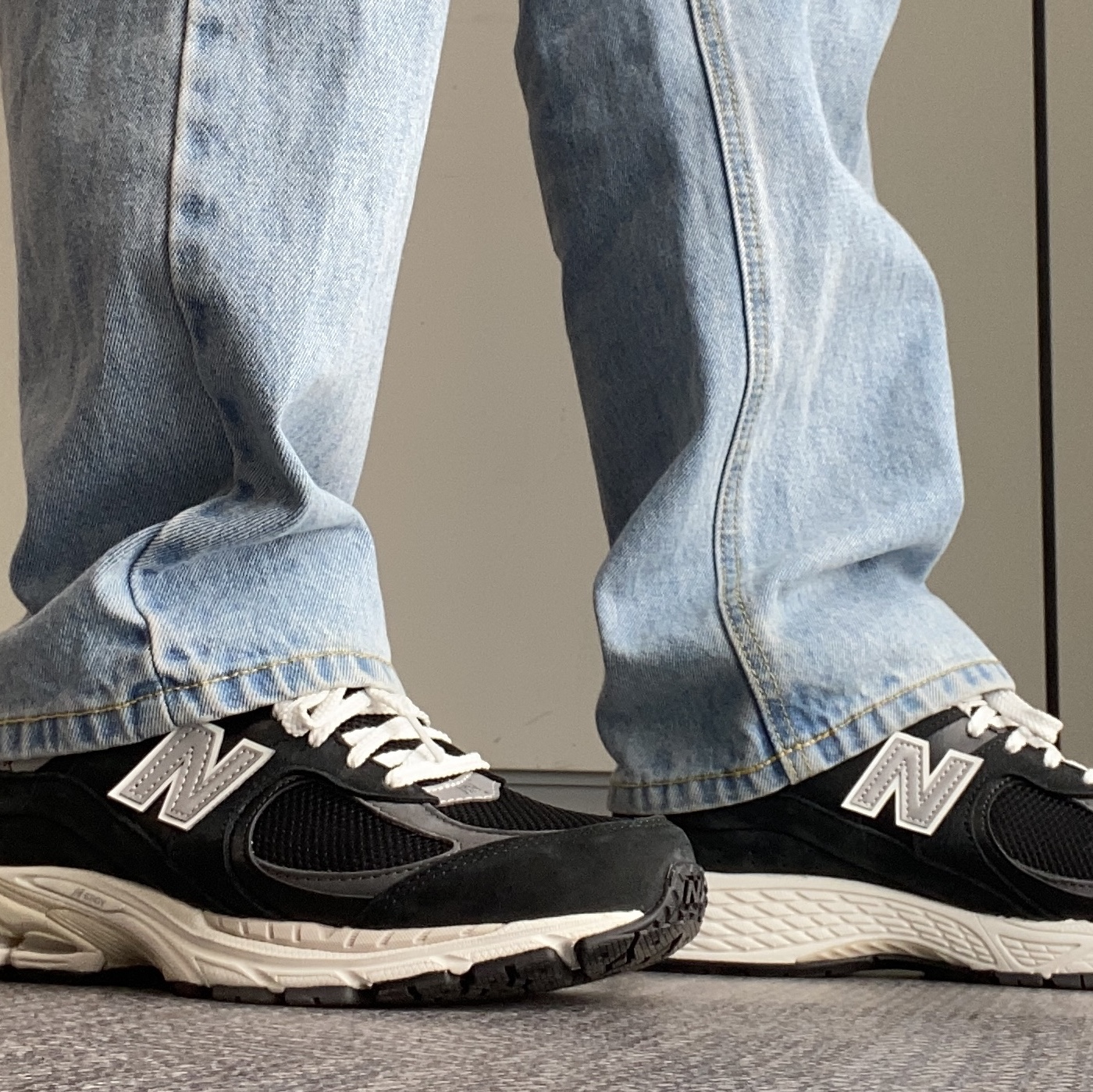 New Balance 2002R Premium Vintage Black 착용 스타일 - 4