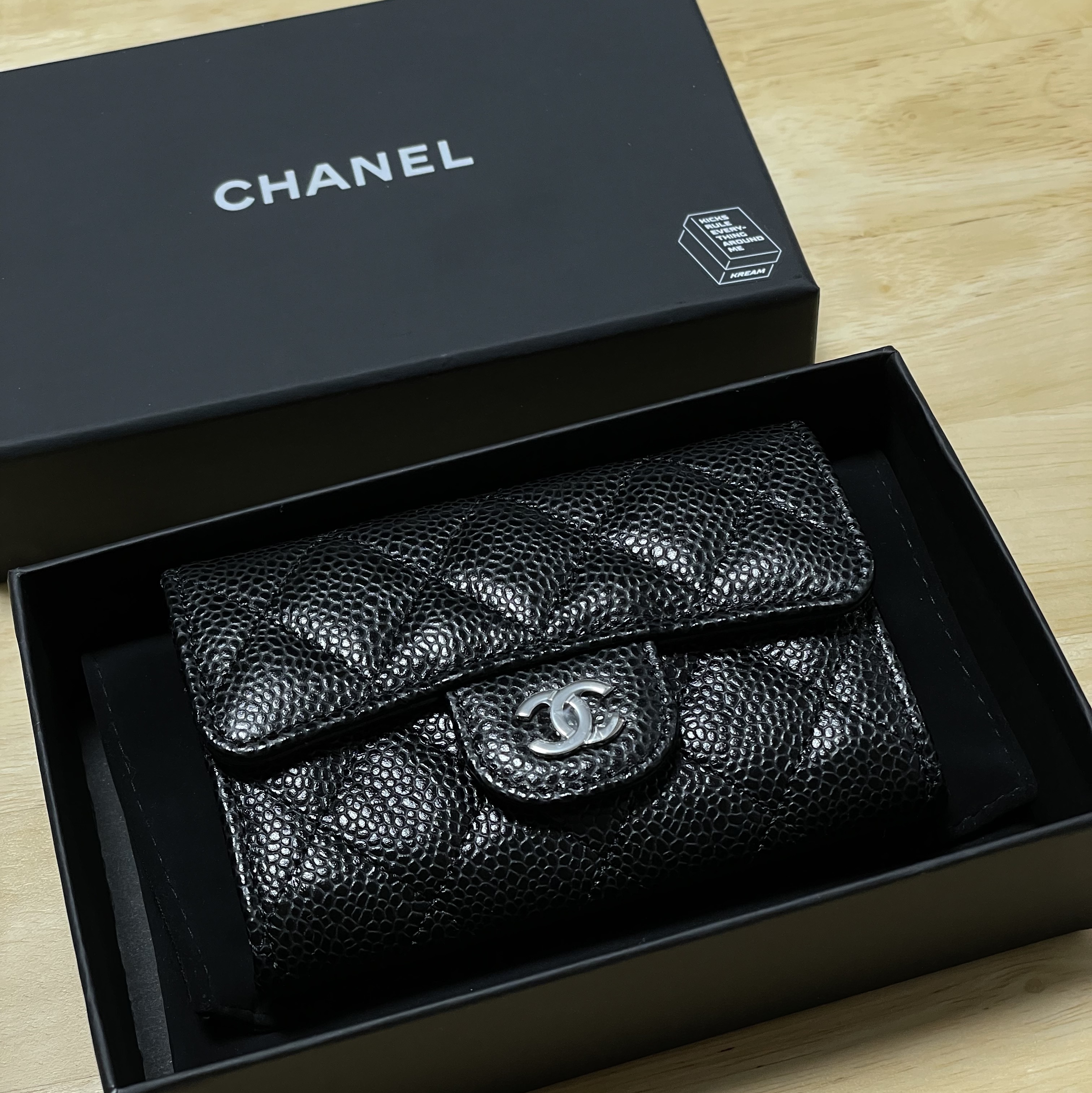 Chanel Classic Card Holder Grained Calfskin & Silver Black 착용 스타일 - 1