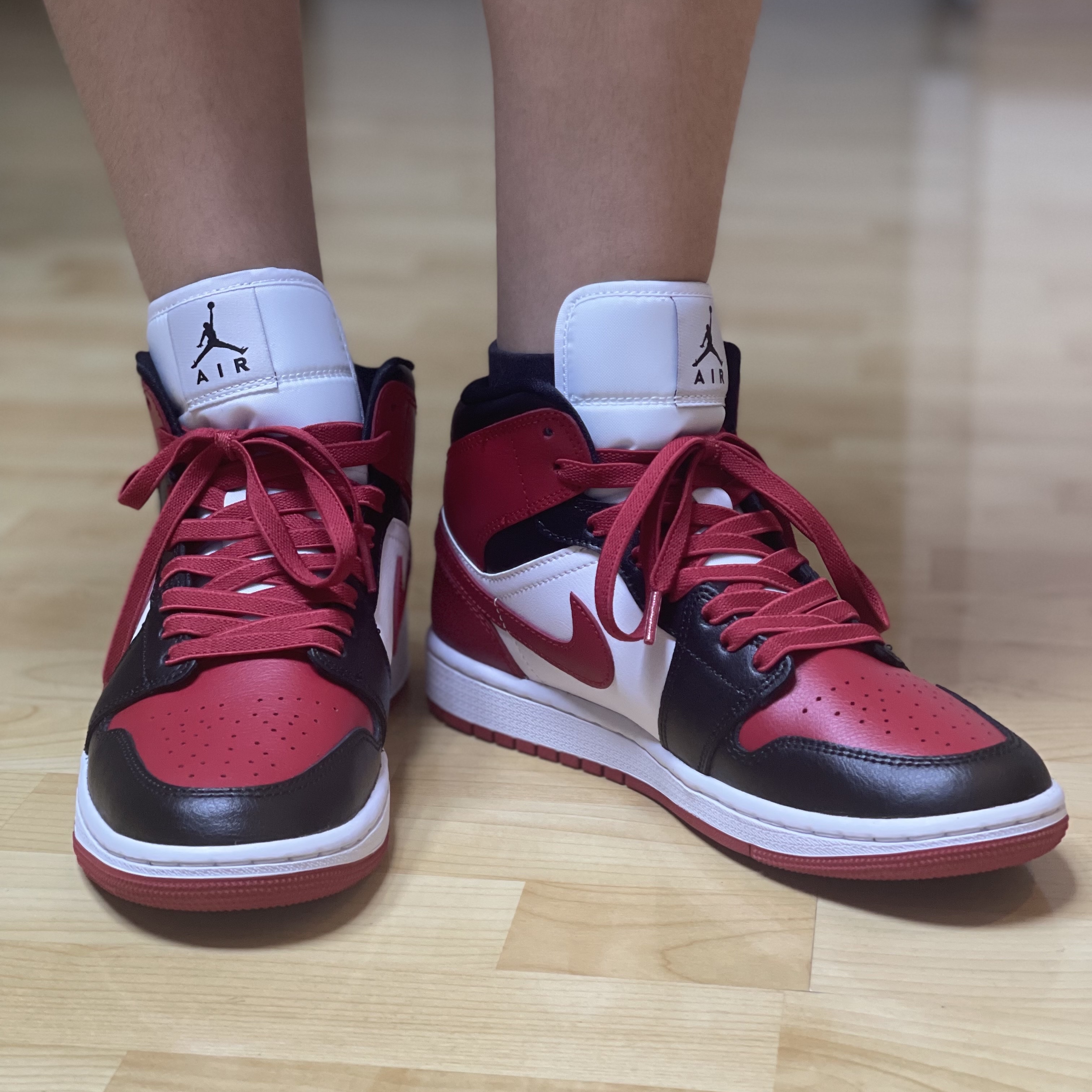 (W) Jordan 1 Mid Black and Gym Red 착용 스타일