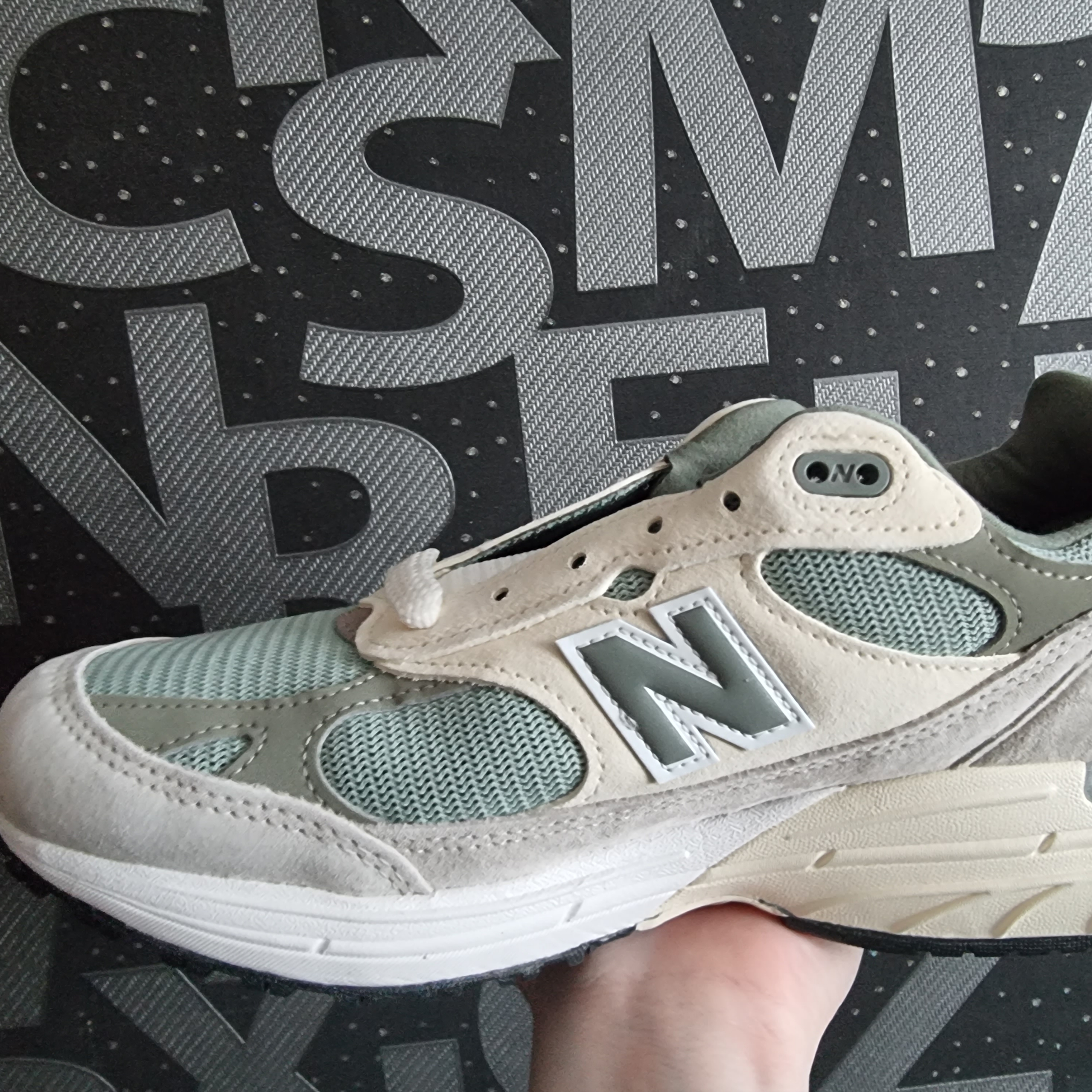 New Balance x Kith 993 Made in USA Peyote 착용 스타일 - 4
