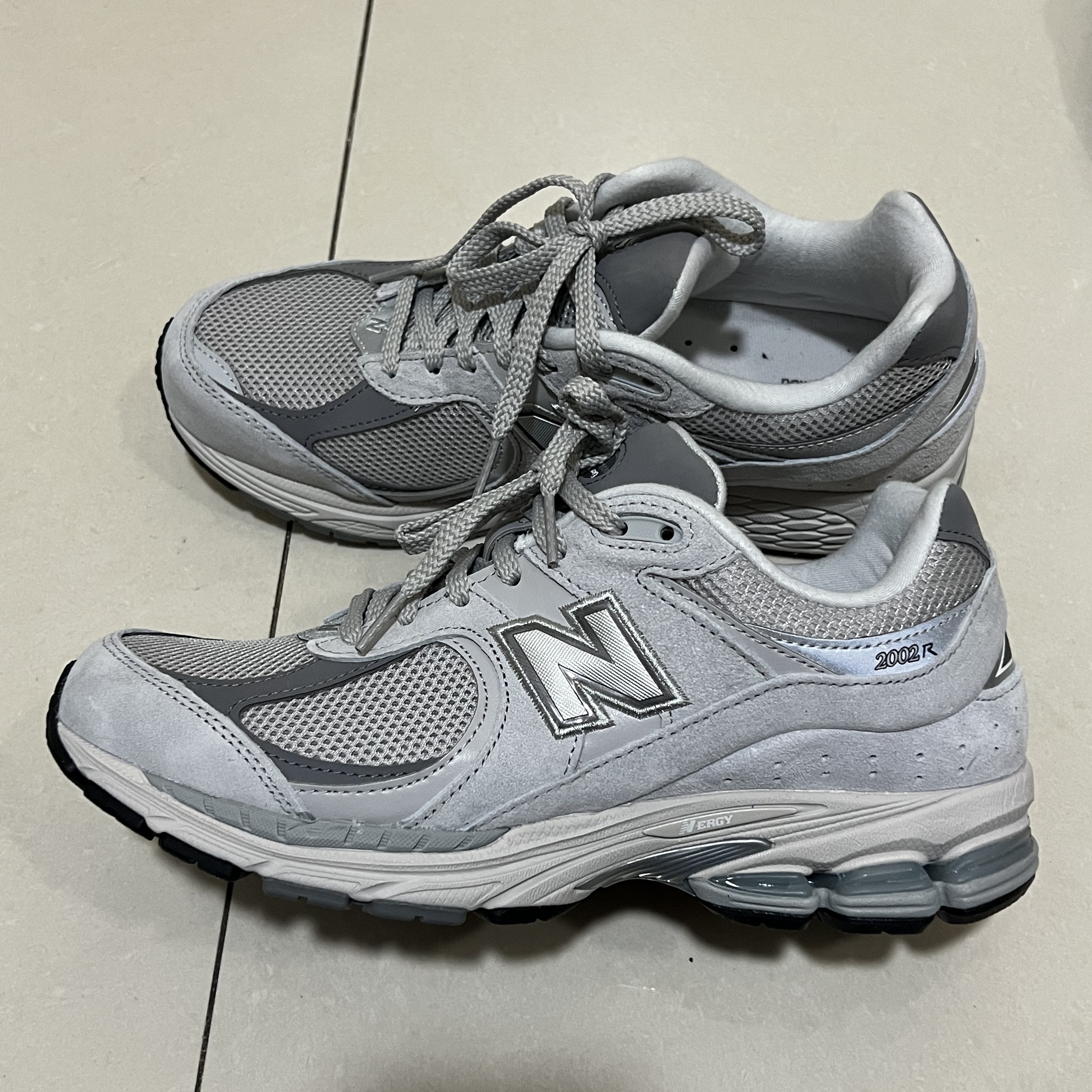 New Balance 2002R T2 Gray 착용 스타일 - 3