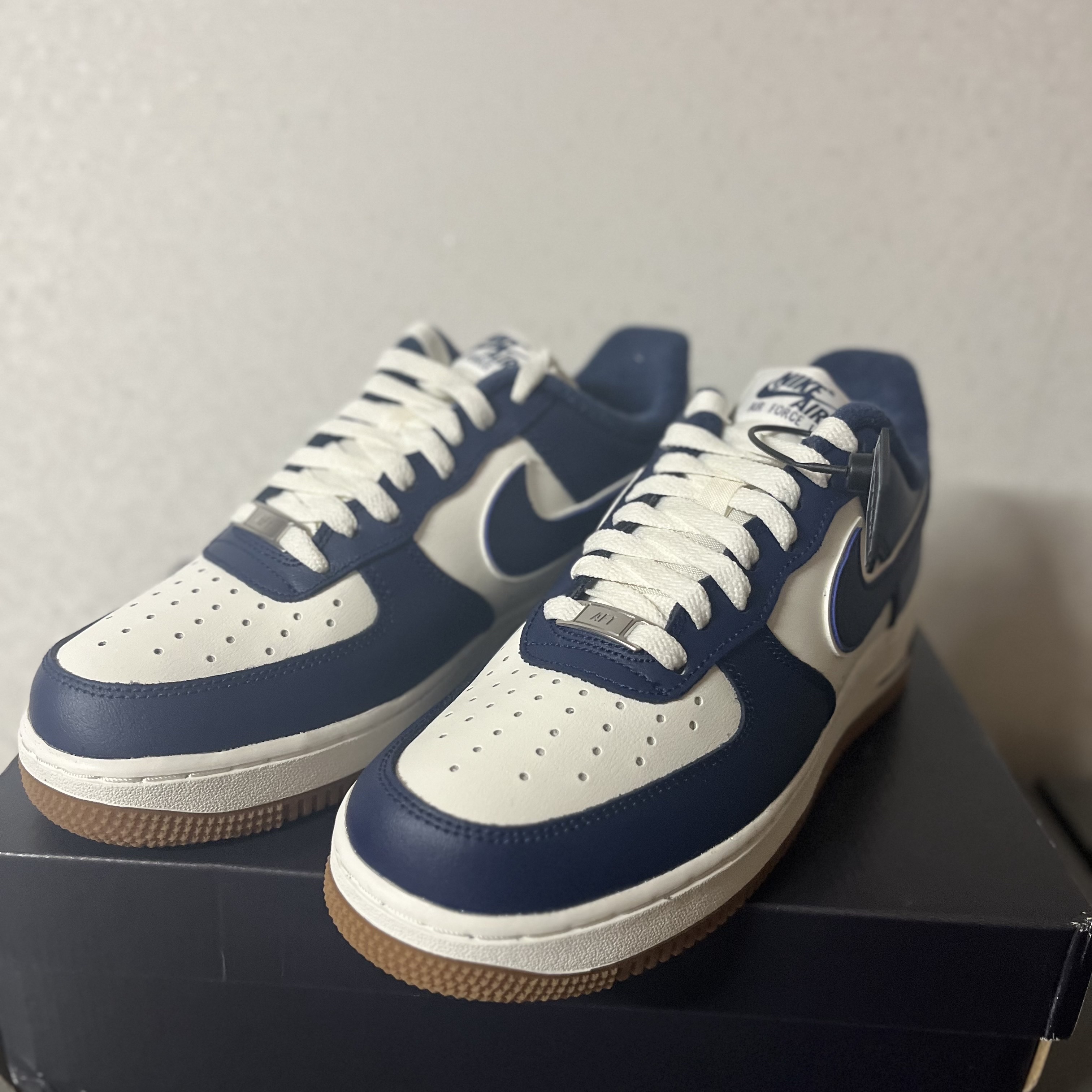 Nike Air Force 1 '07 LV8 Midnight Navy 착용 스타일