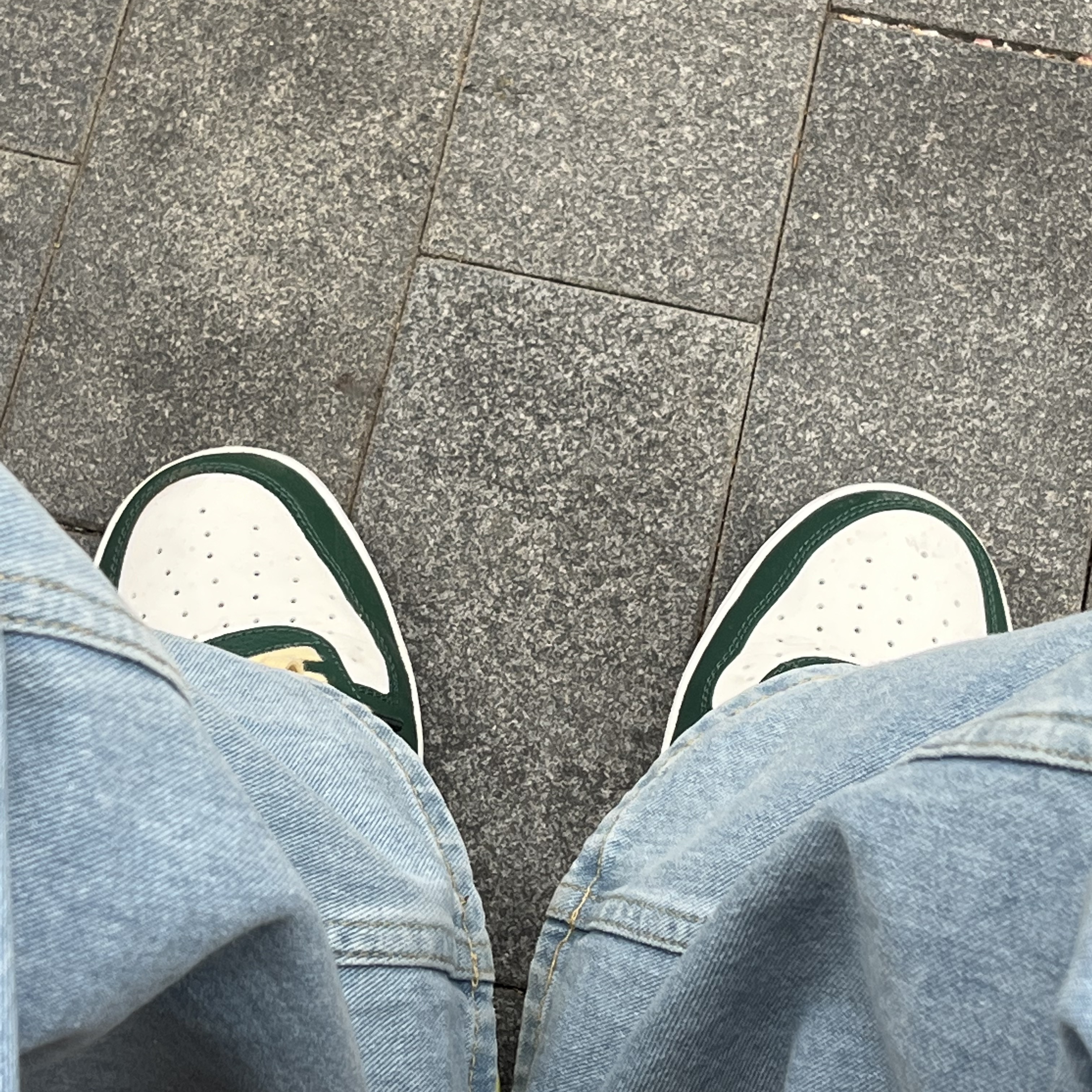 Nike Air Force 1 '07 LV8 Sail Noble Green 착용 스타일 - 1