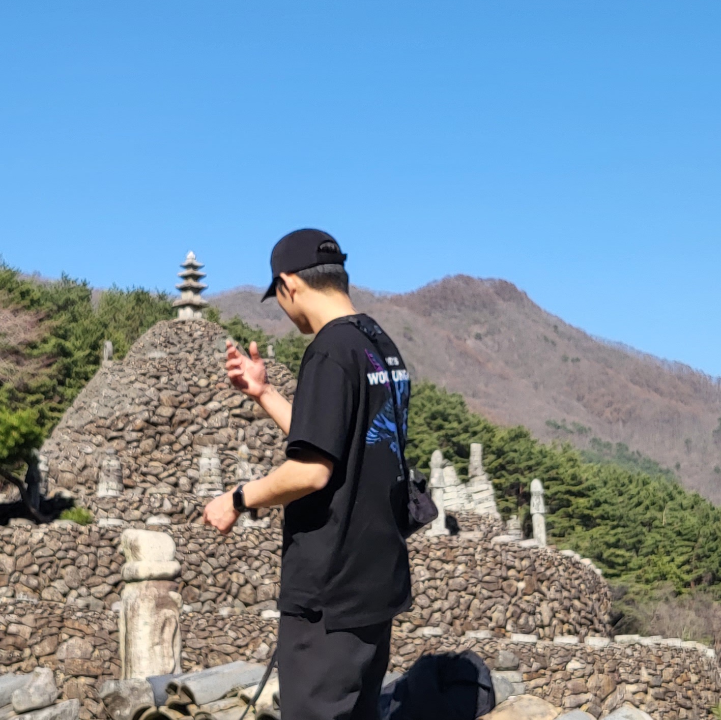 Wooyoungmi Butterfly Back Logo T-shirt Black - 23SS, Telfar x Eastpak Small Shopper Black 착용 스타일 - 1