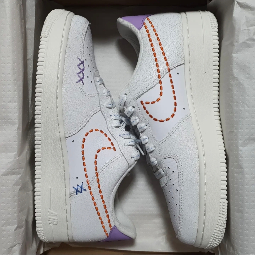 (W) Nike Air Force 1 '07 SE White, Nike Air Force 1 '07 LV8 Midnight Navy 착용 스타일 - 1