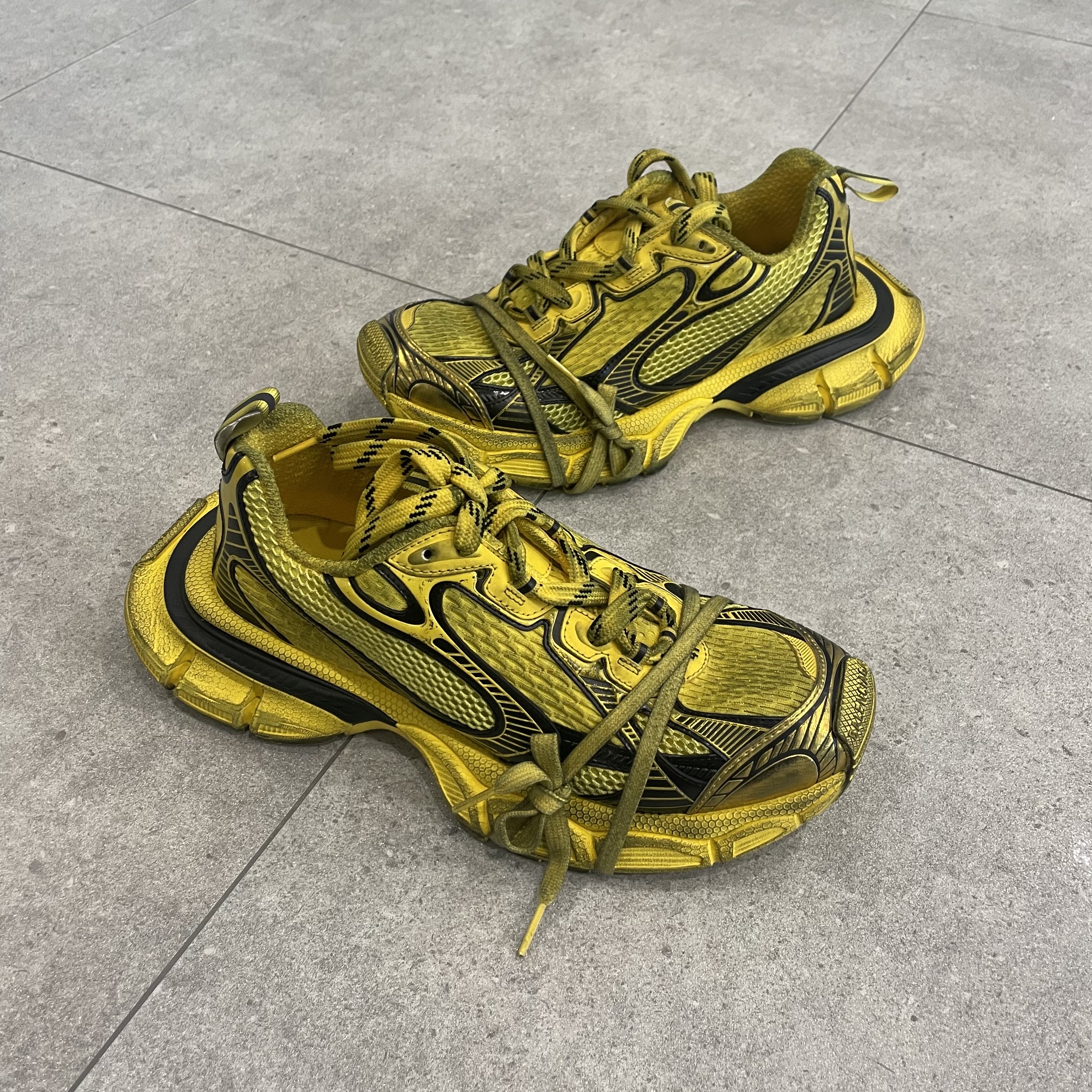 Balenciaga 3XL Sneakers Yellow Black 착용 스타일 - 2