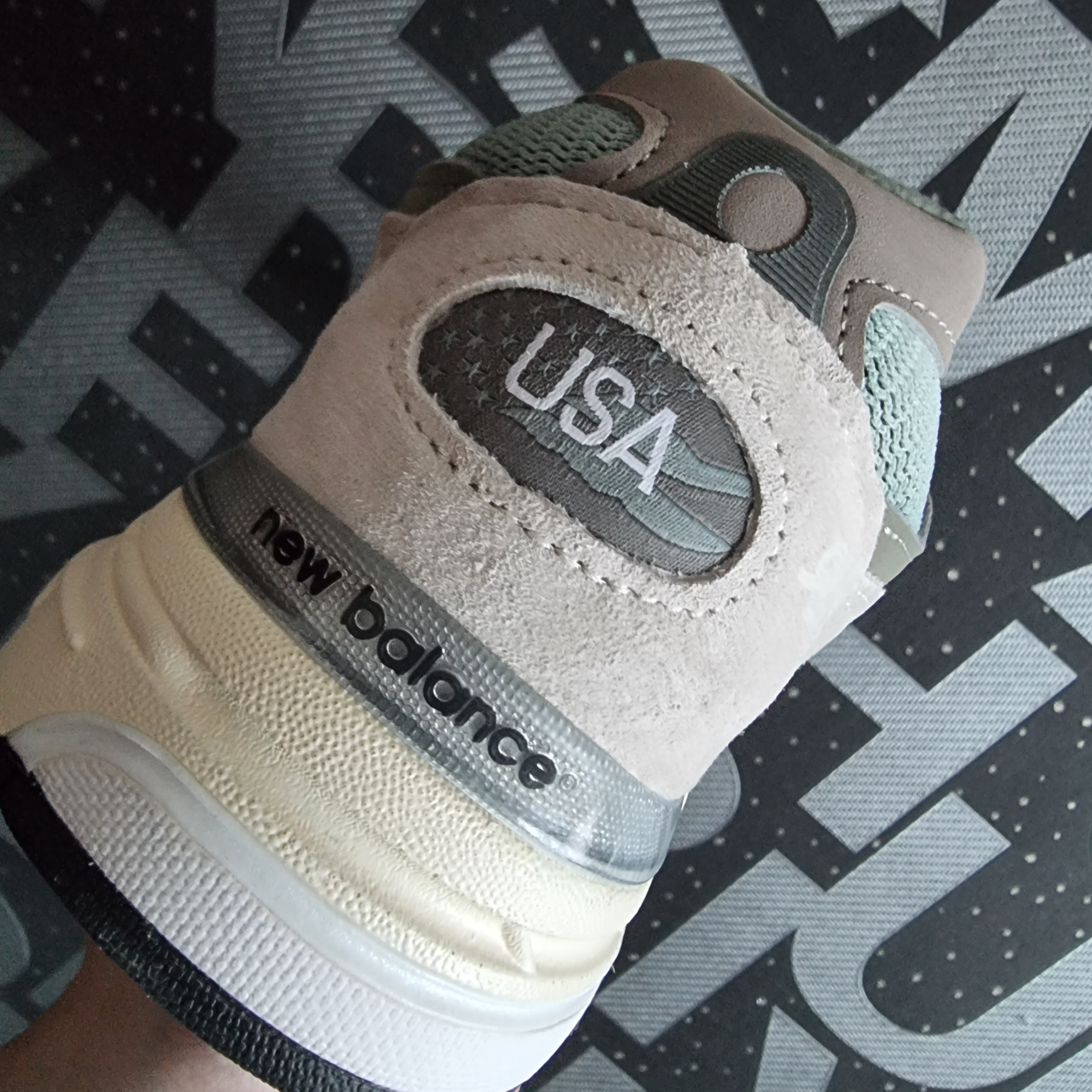 New Balance x Kith 993 Made in USA Peyote 착용 스타일 - 5