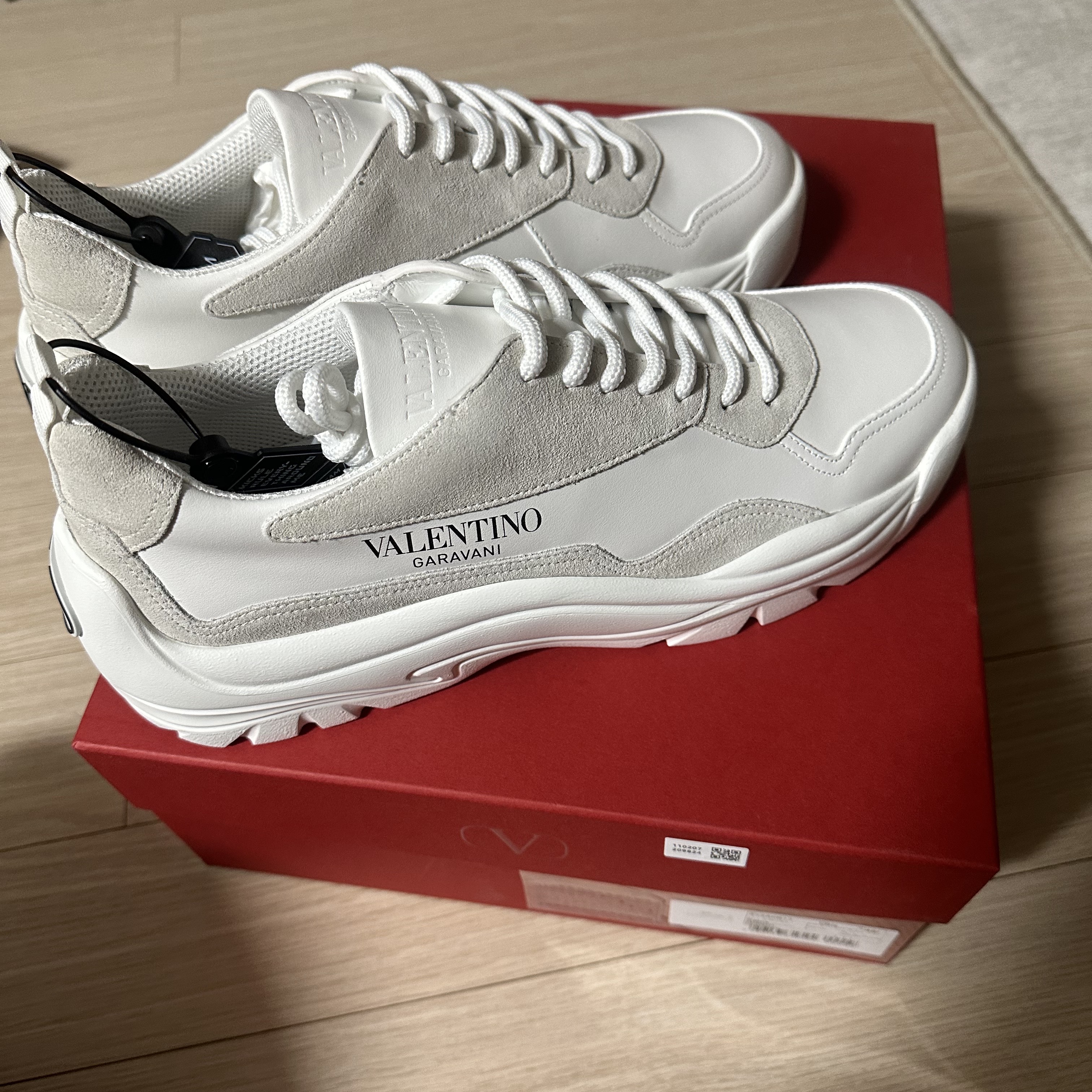 Valentino Gumboy Calfskin Sneakers White 착용 스타일