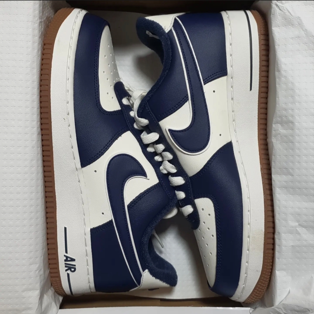 (W) Nike Air Force 1 '07 SE White, Nike Air Force 1 '07 LV8 Midnight Navy 착용 스타일 - 2