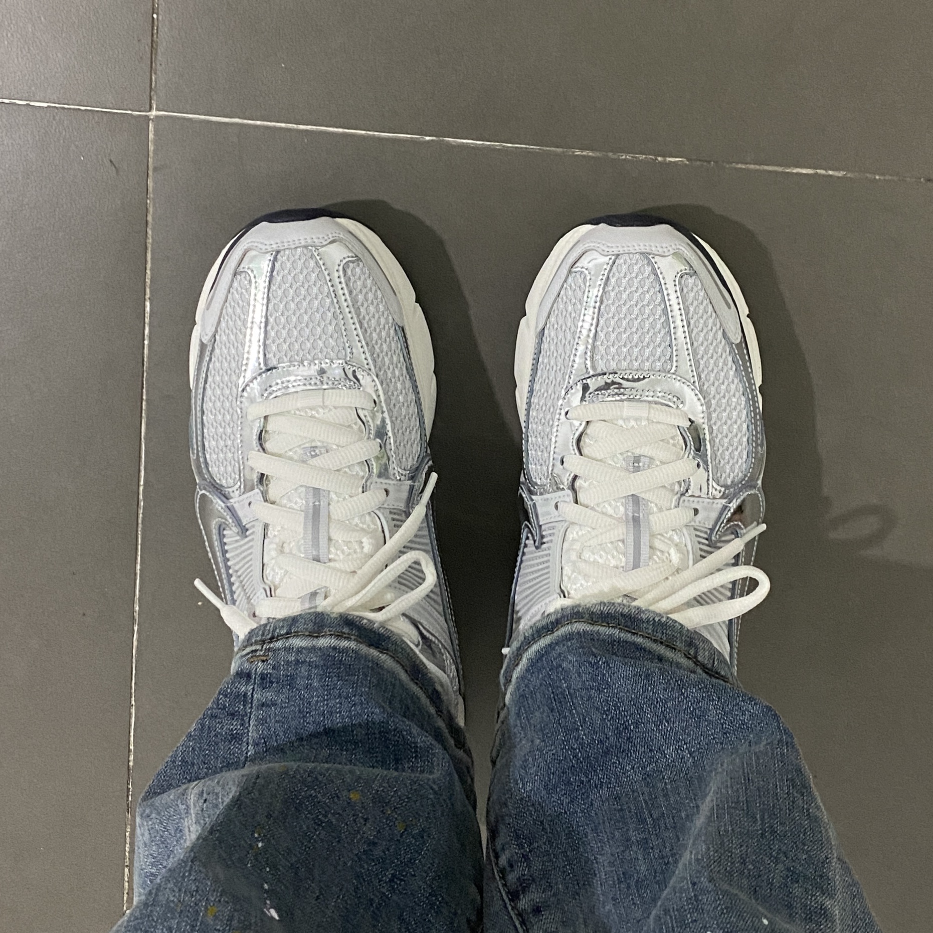 (W) Nike Zoom Vomero 5 Photon Dust and Metallic Silver 착용 스타일 - 1