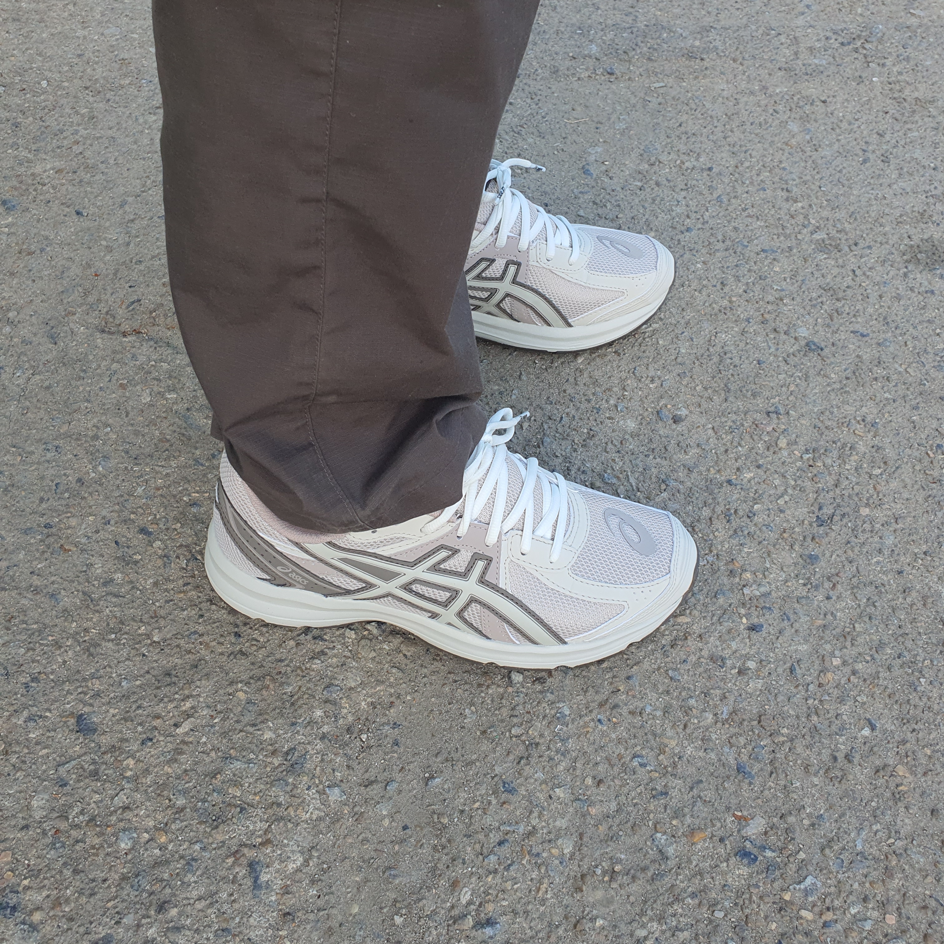 Asics Jog 100 S Birch - 2E Wide 착용 스타일 - 1
