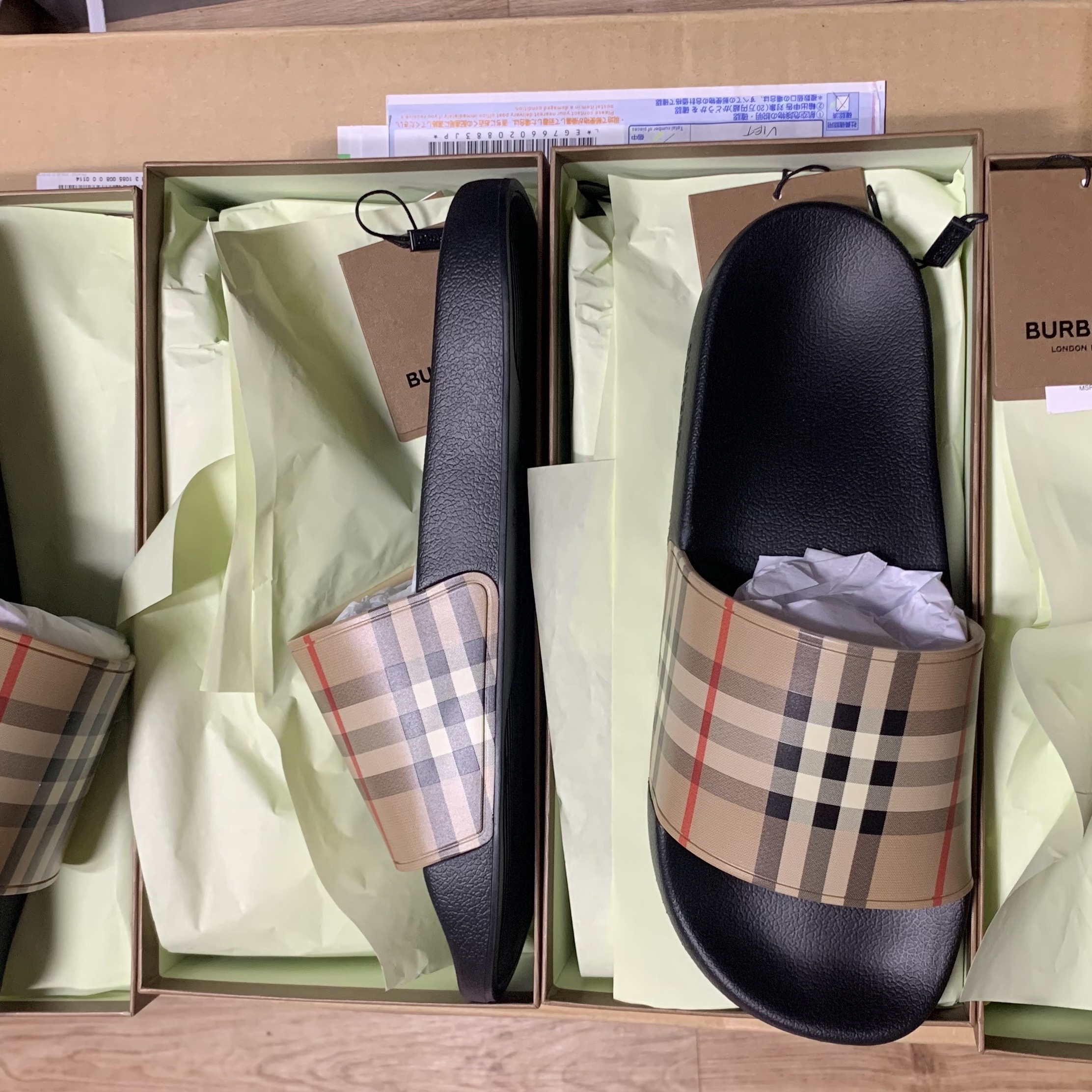 Burberry Vintage Check Slides Archive Beige 착용 스타일
