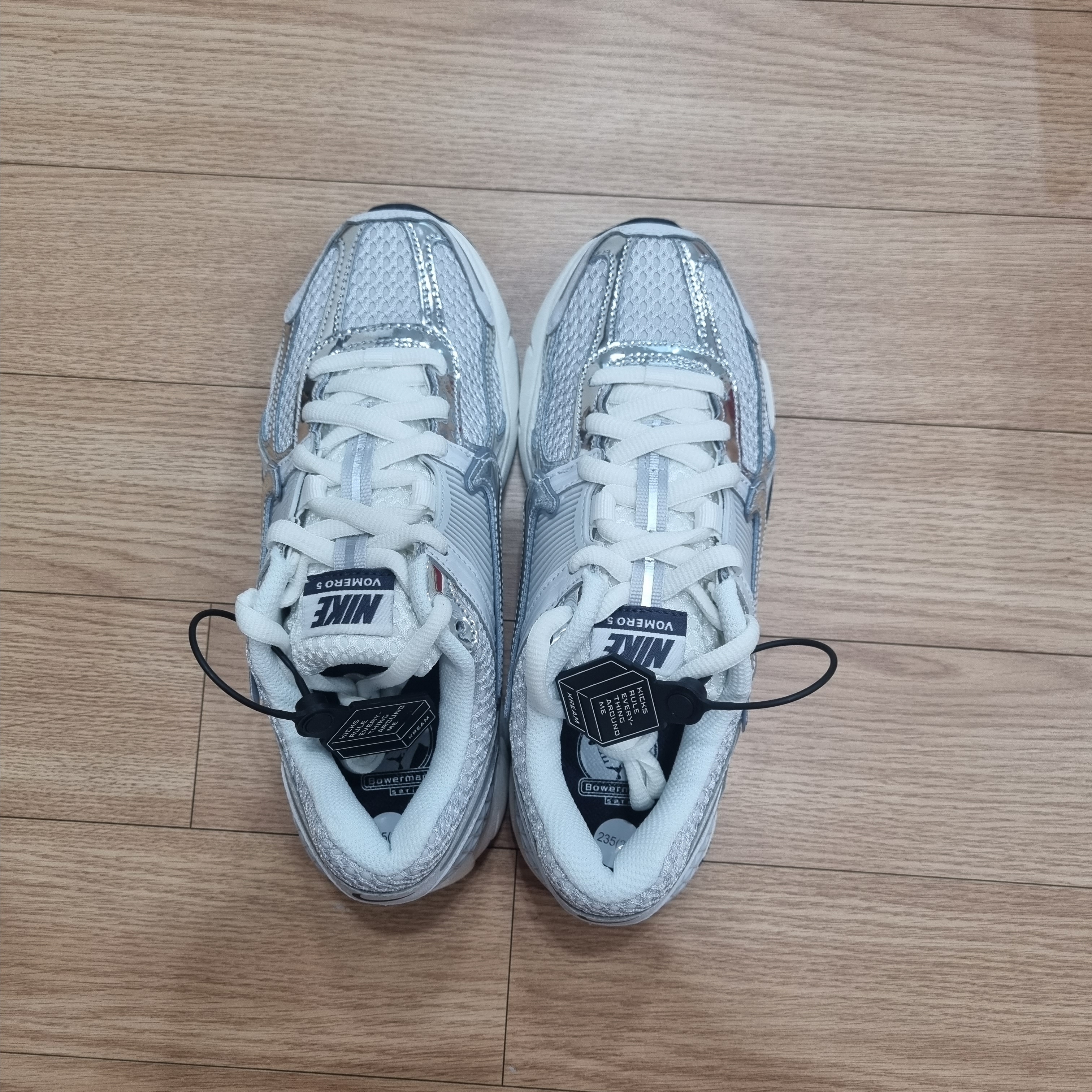 (W) Nike Zoom Vomero 5 Photon Dust and Metallic Silver 착용 스타일 - 2