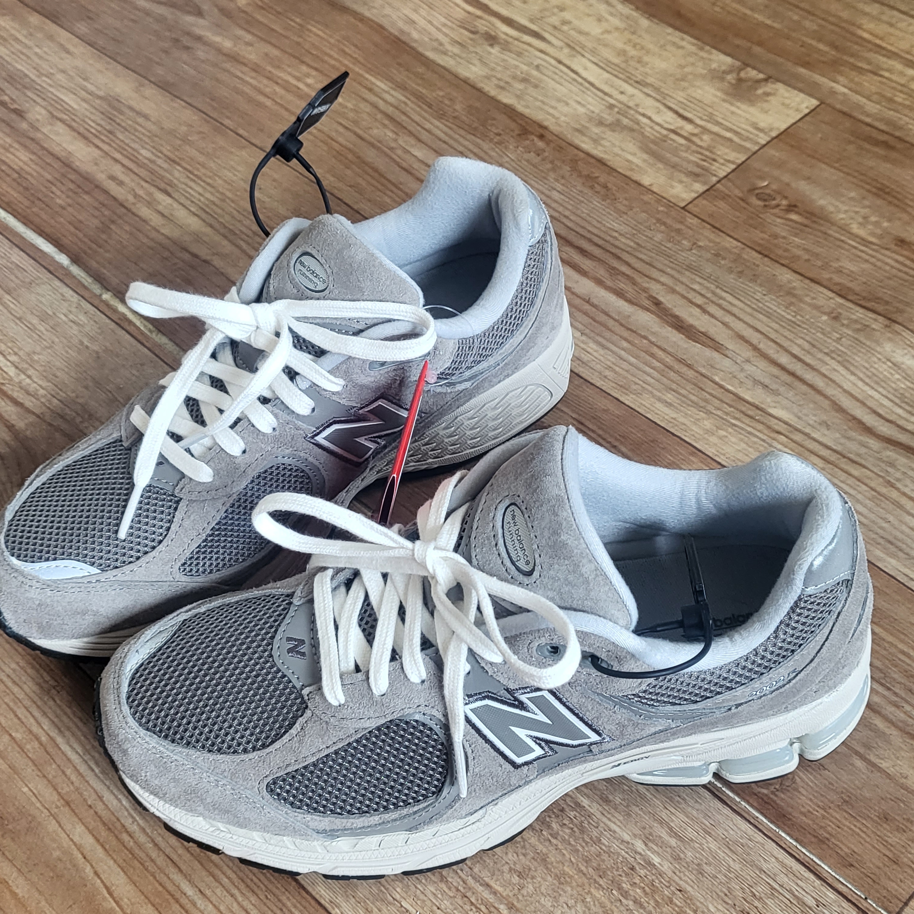 New Balance 2002R Grey 착용 스타일