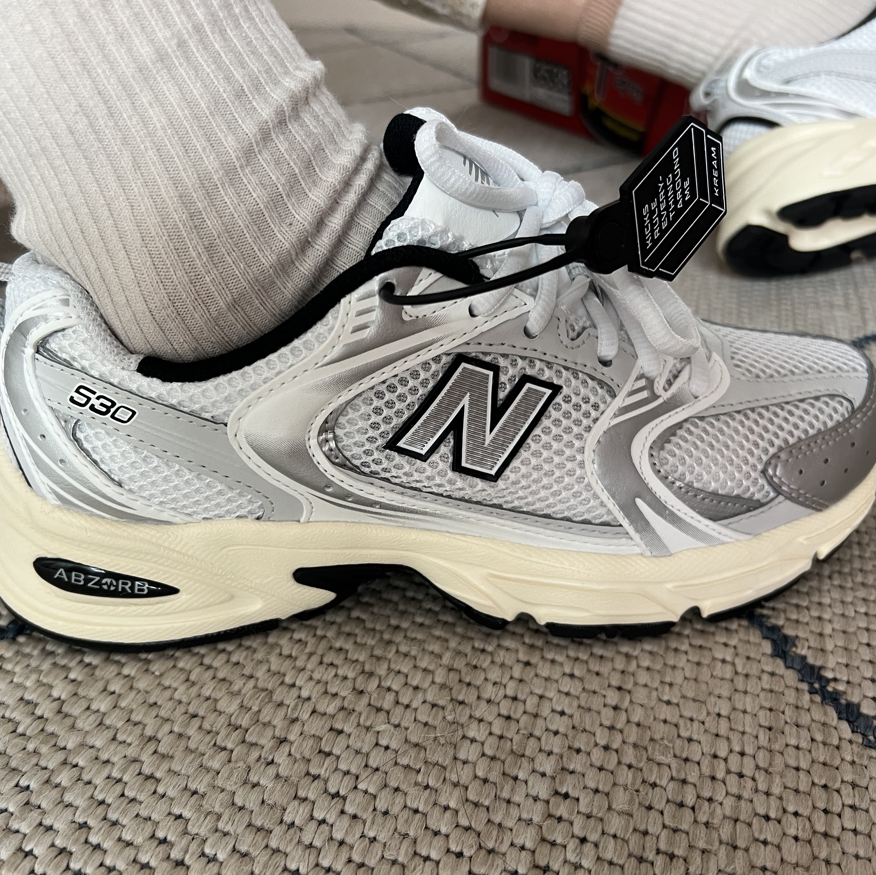 New Balance 530 Silver Cream 착용 스타일 - 2
