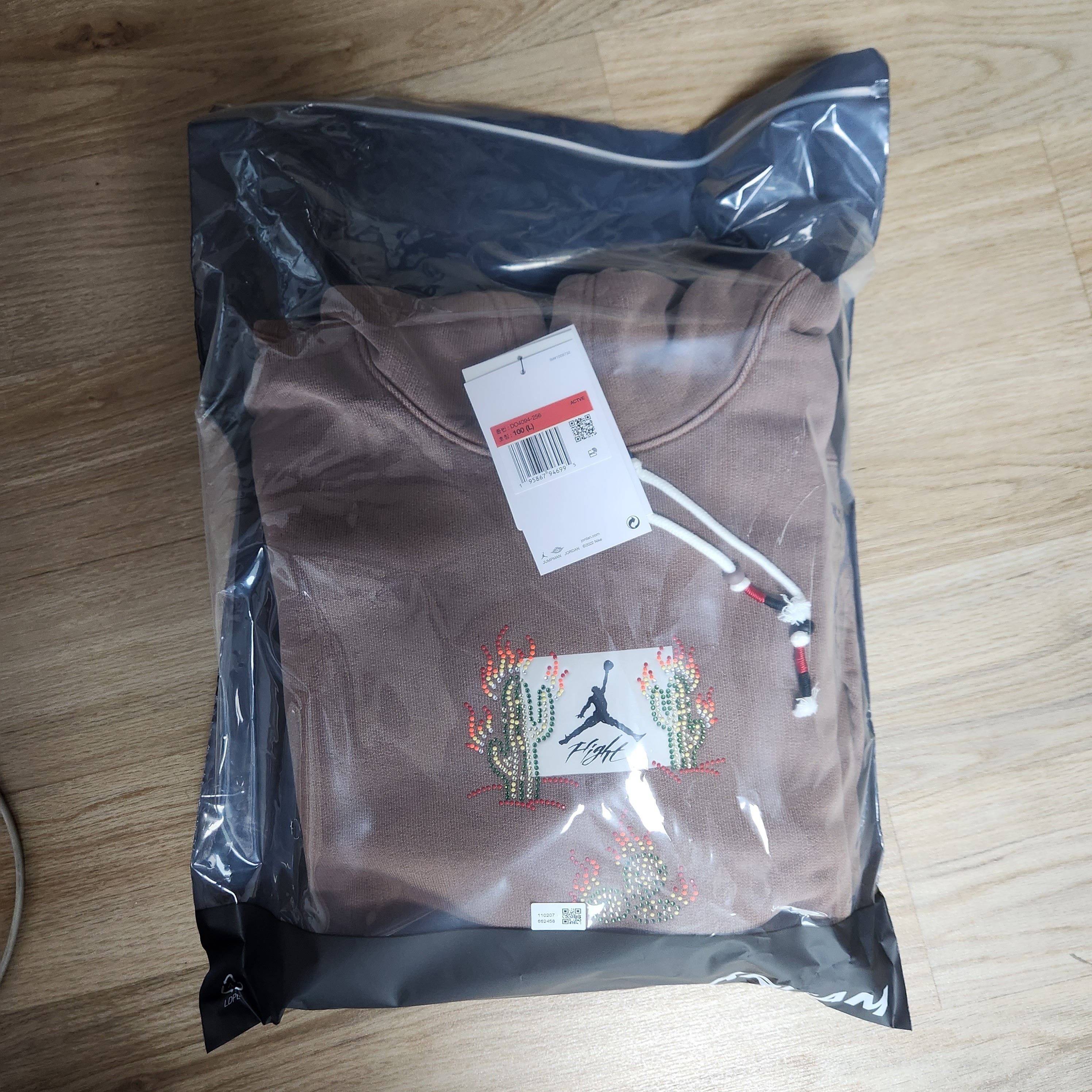 Jordan x Travis Scott Hoodie Antique Brown - Asia 착용 스타일 - 1