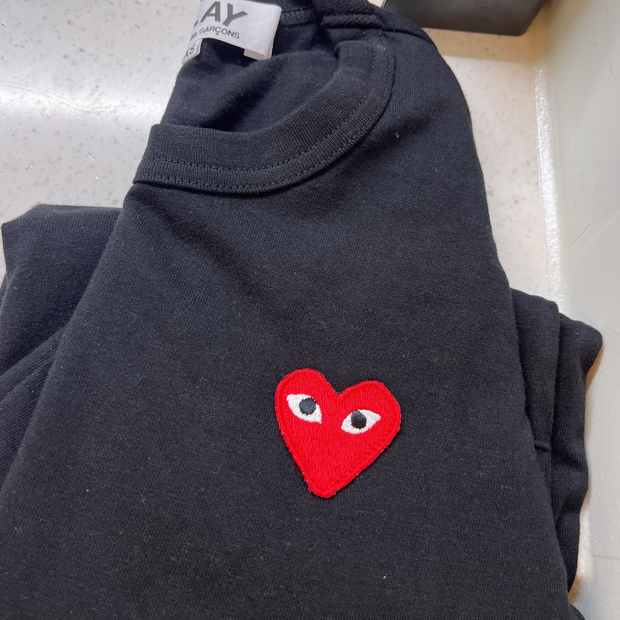 (W) Play Comme des Garcons Red Heart T-Shirt Black 착용 스타일