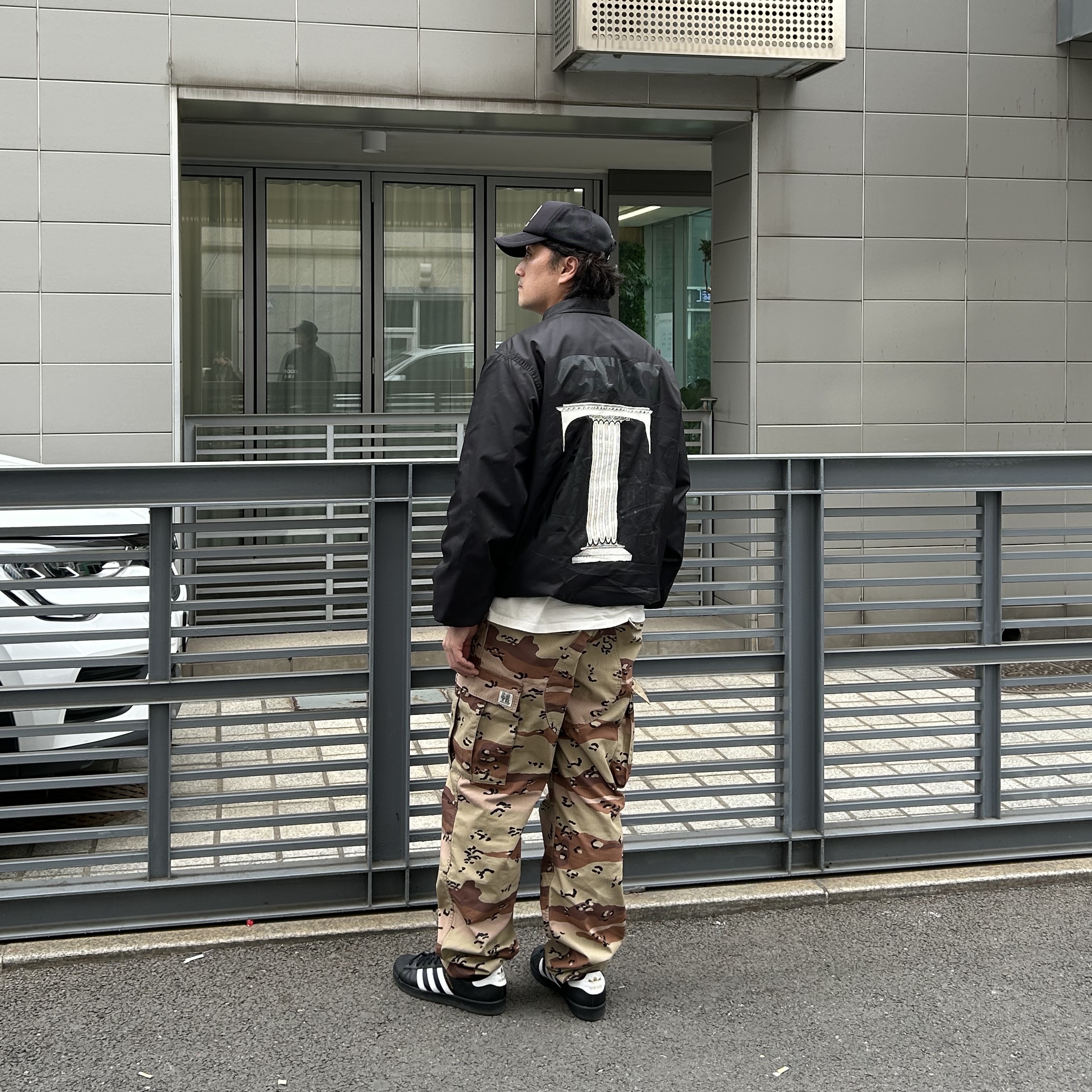 CDG x Stussy Coach Jacket Black, Adidas Superstar Core Black White 착용 스타일 - 3