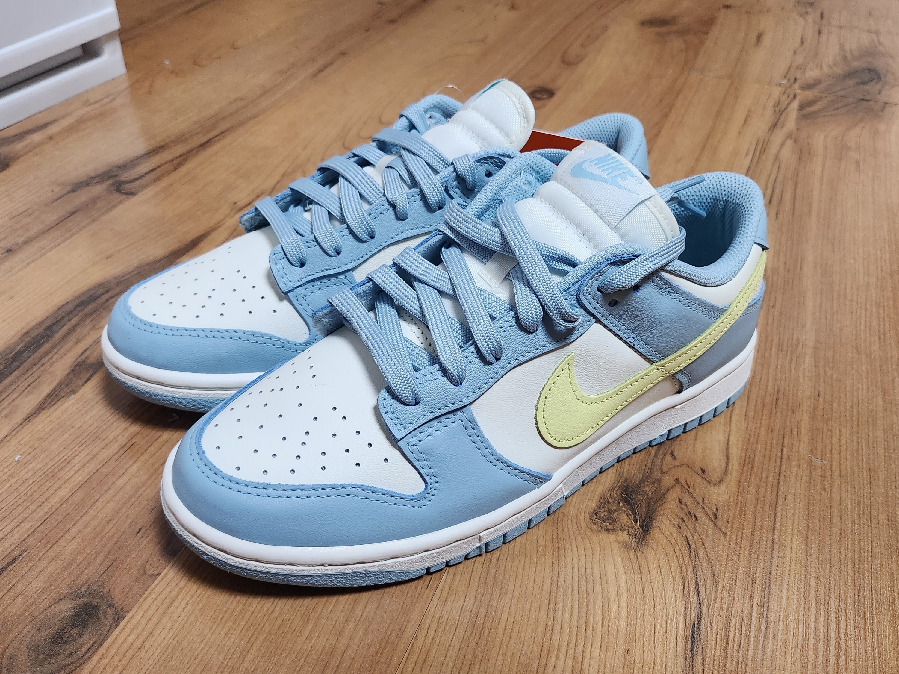 (W) Nike Dunk Low Sail Citron Tint 착용 스타일 - 1