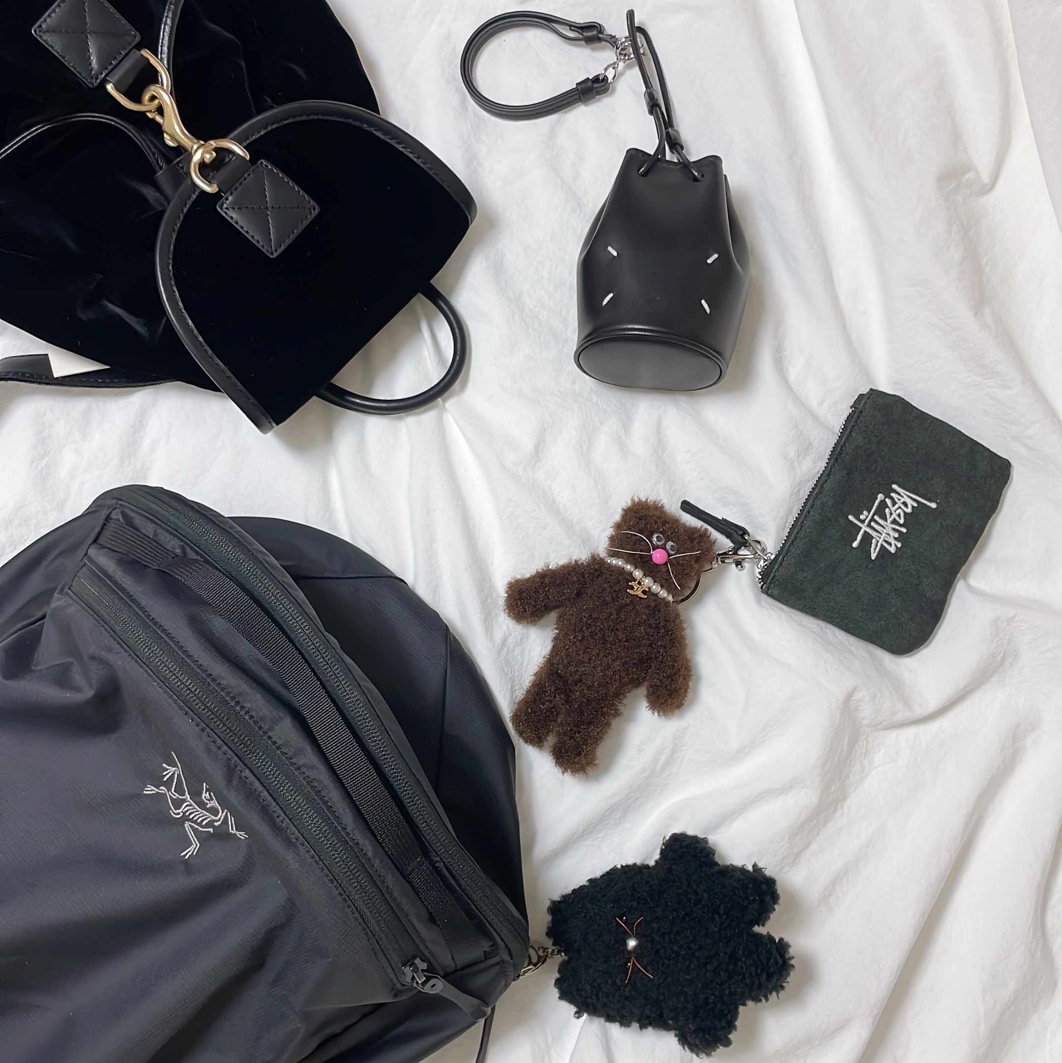 Arc'teryx Heliad 15 Backpack Black, Monamhee x SSIL Bred keyring Brown 착용 스타일