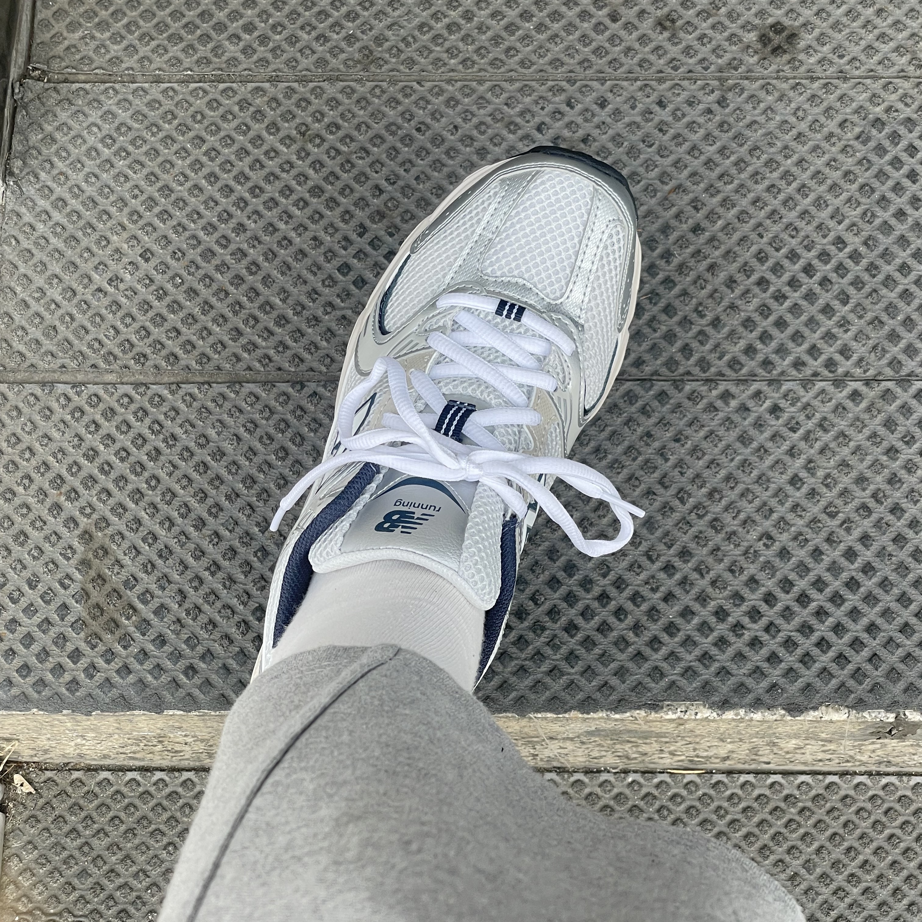 New Balance 530 Steel Grey 착용 스타일 - 2